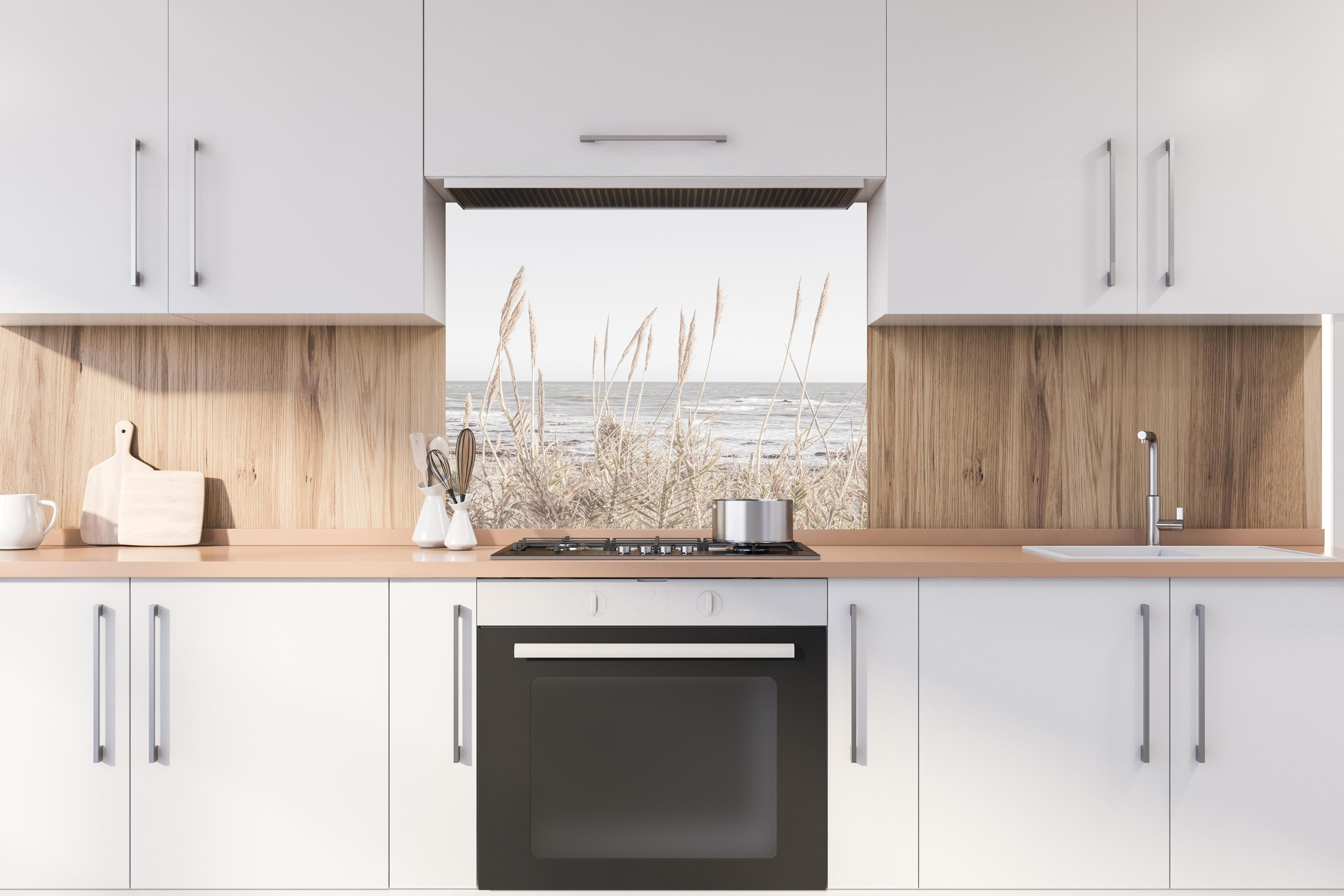 Spritzschutz - Küstenbild - Am Meer hinter einem Cerankochfeld zwischen Holz-Kochutensilien