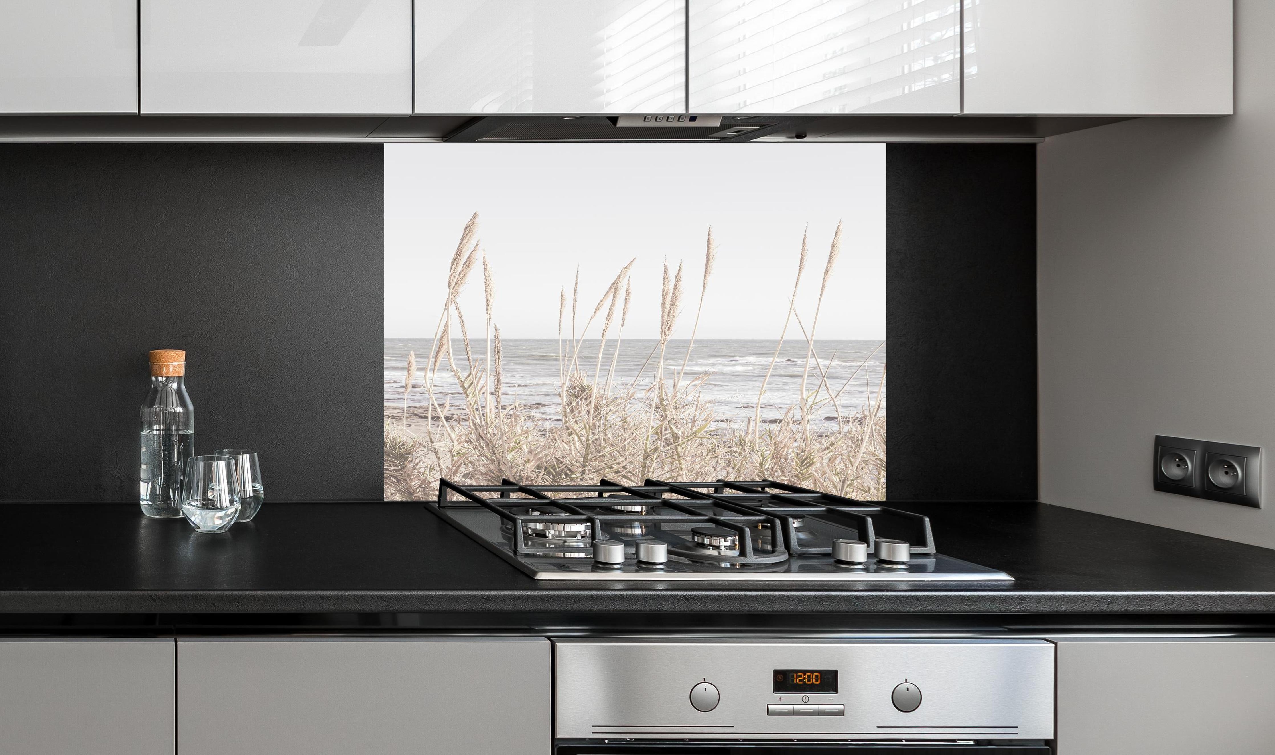 Spritzschutz - Küstenbild - Am Meer hinter einem Cerankochfeld zwischen Holz-Kochutensilien