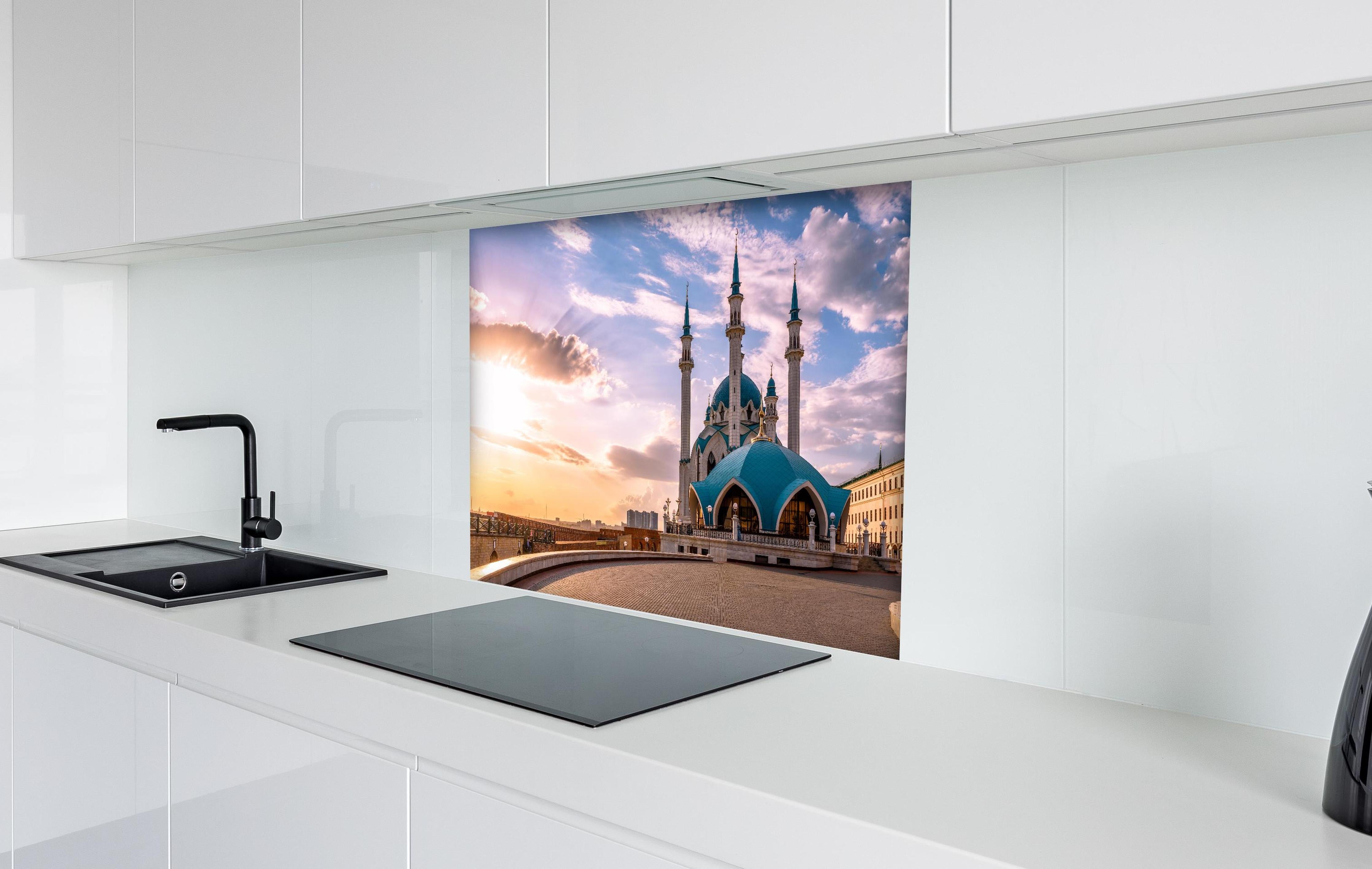 Spritzschutz - Kul-Sharif-Moschee - Russland hinter einem Cerankochfeld zwischen Holz-Kochutensilien