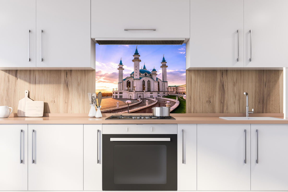 Spritzschutz - Kul Sharif Moschee Kazan Sommerabend hinter einem Cerankochfeld zwischen Holz-Kochutensilien