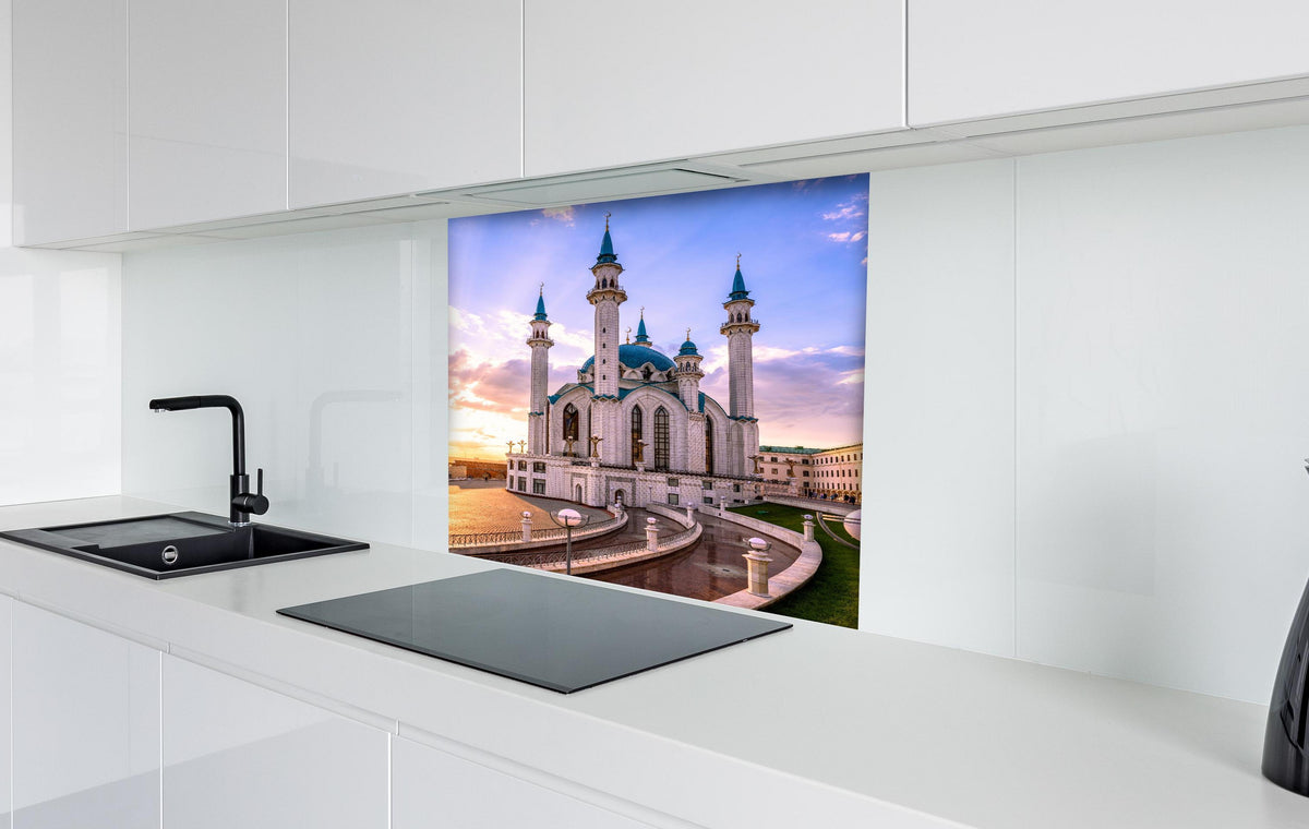 Spritzschutz - Kul Sharif Moschee Kazan Sommerabend hinter einem Cerankochfeld zwischen Holz-Kochutensilien