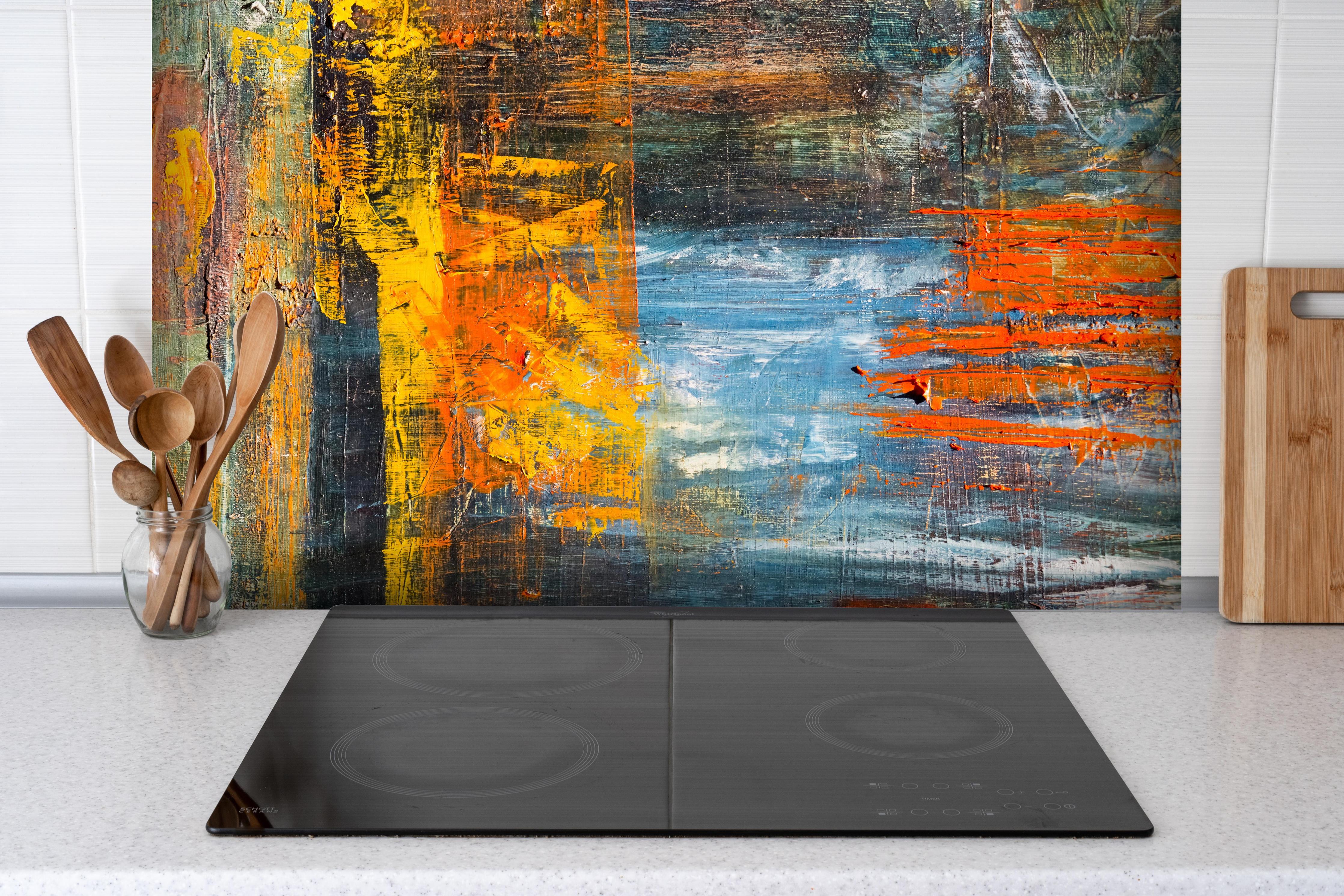 Spritzschutz - Kunst Malerei - Vintage hinter einem Cerankochfeld zwischen Holz-Kochutensilien