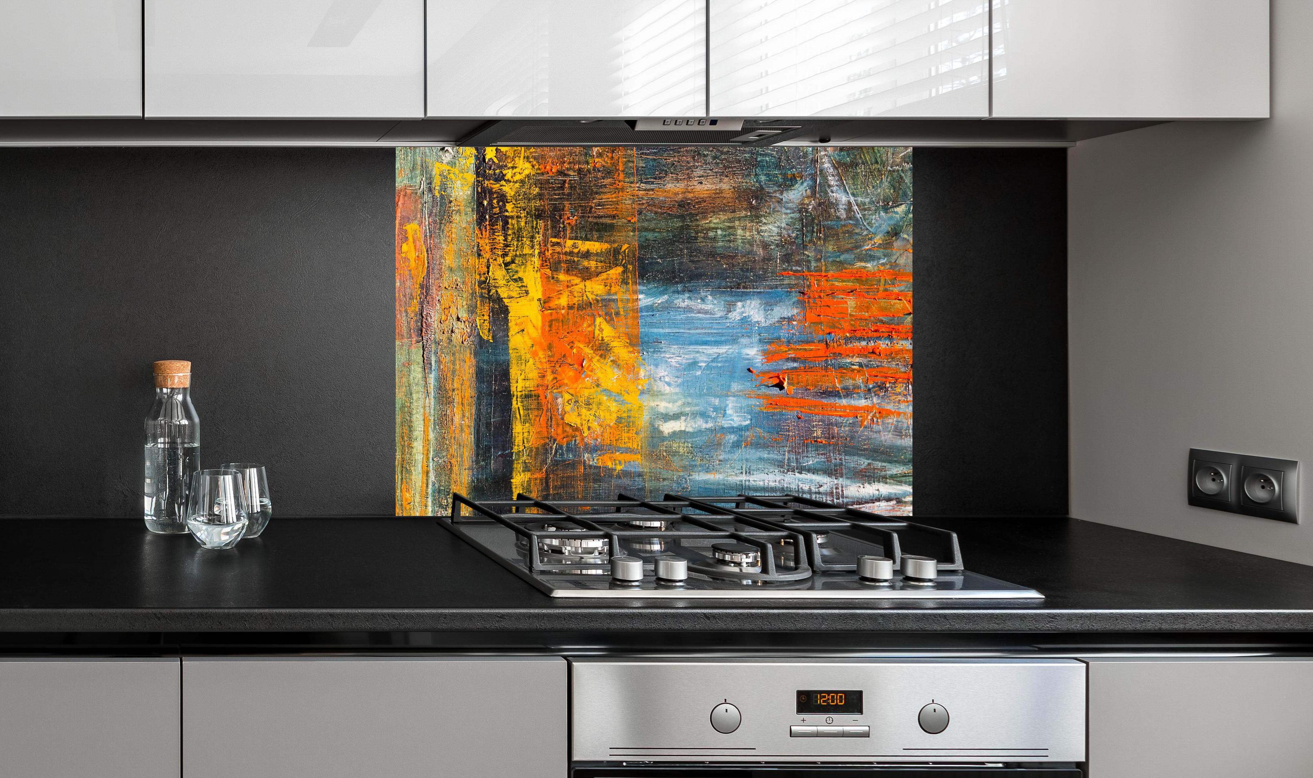 Spritzschutz - Kunst Malerei - Vintage hinter einem Cerankochfeld zwischen Holz-Kochutensilien