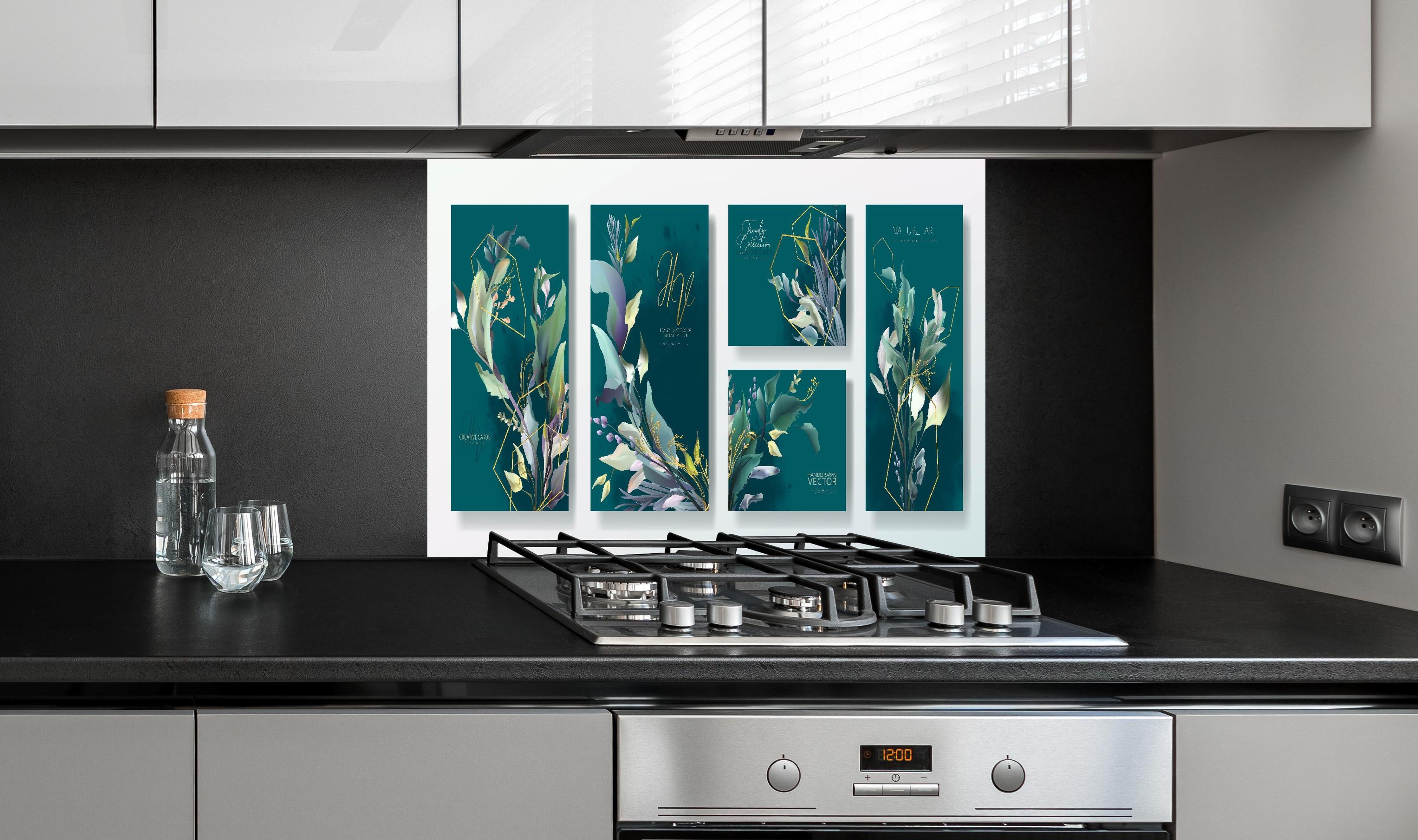 Spritzschutz - Kunstdesign Grüne Blätter auf Dunkel hinter einem Cerankochfeld zwischen Holz-Kochutensilien