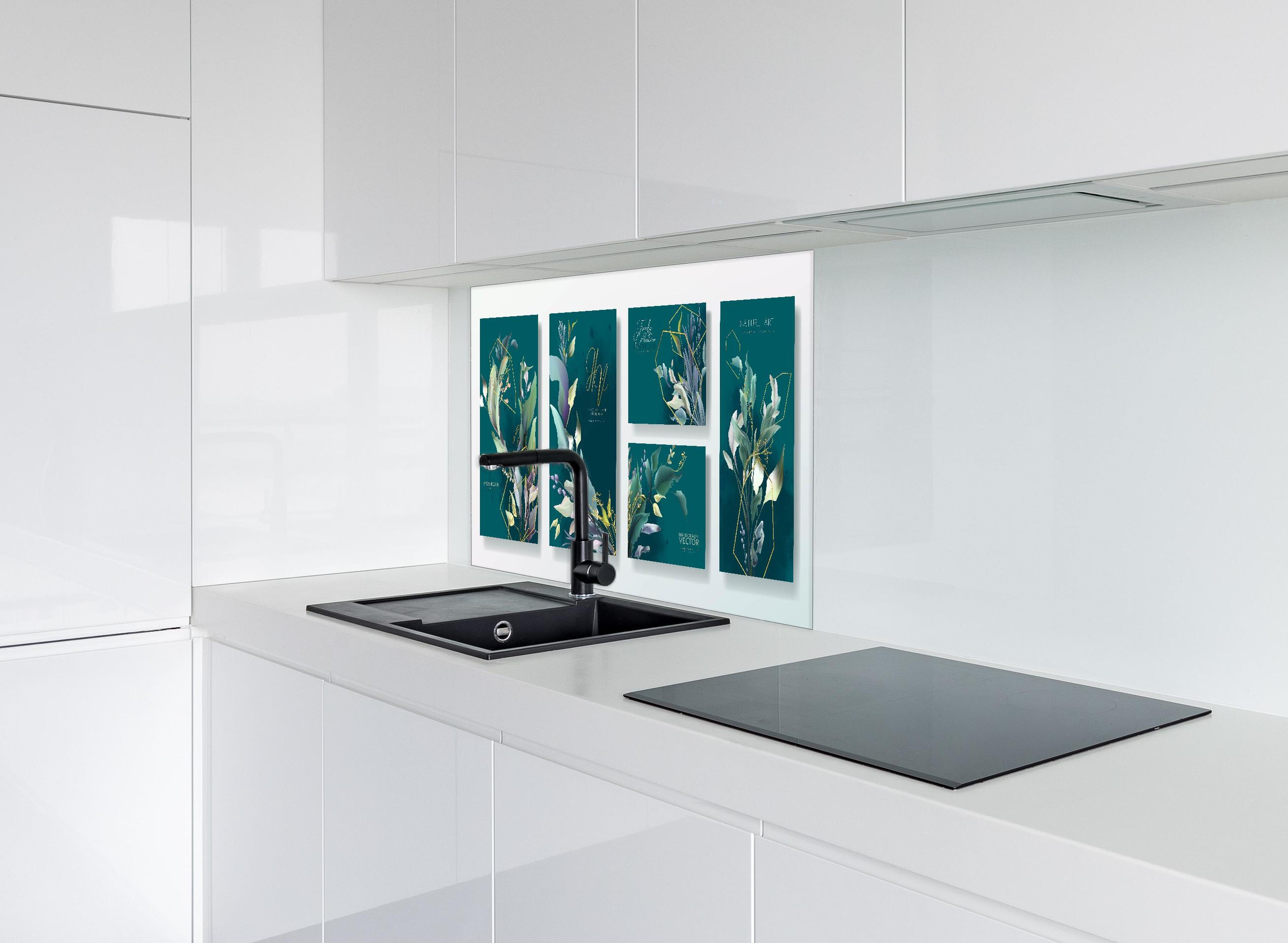 Spritzschutz - Kunstdesign Grüne Blätter auf Dunkel hinter einem Cerankochfeld zwischen Holz-Kochutensilien