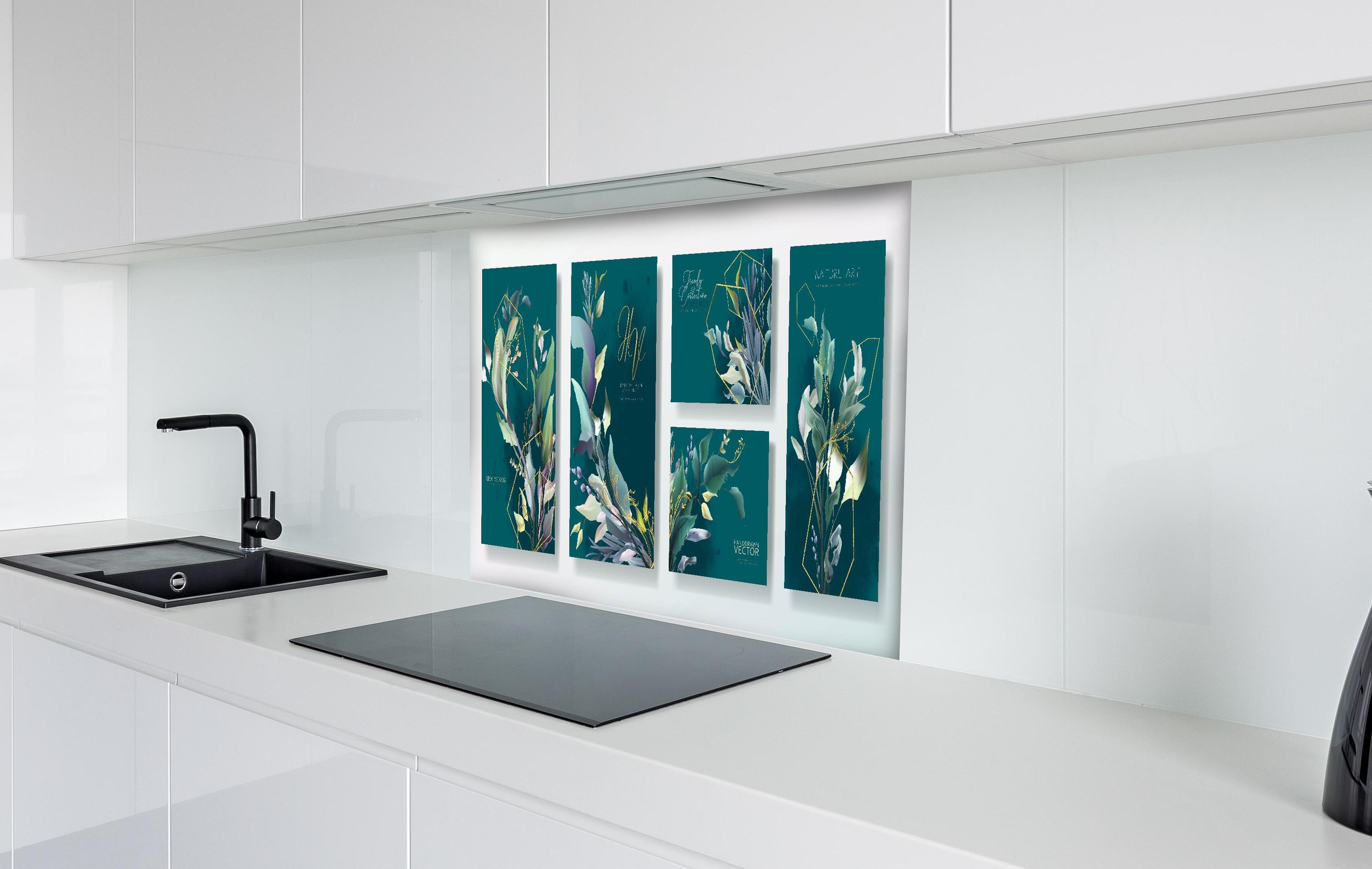 Spritzschutz - Kunstdesign Grüne Blätter auf Dunkel hinter einem Cerankochfeld zwischen Holz-Kochutensilien