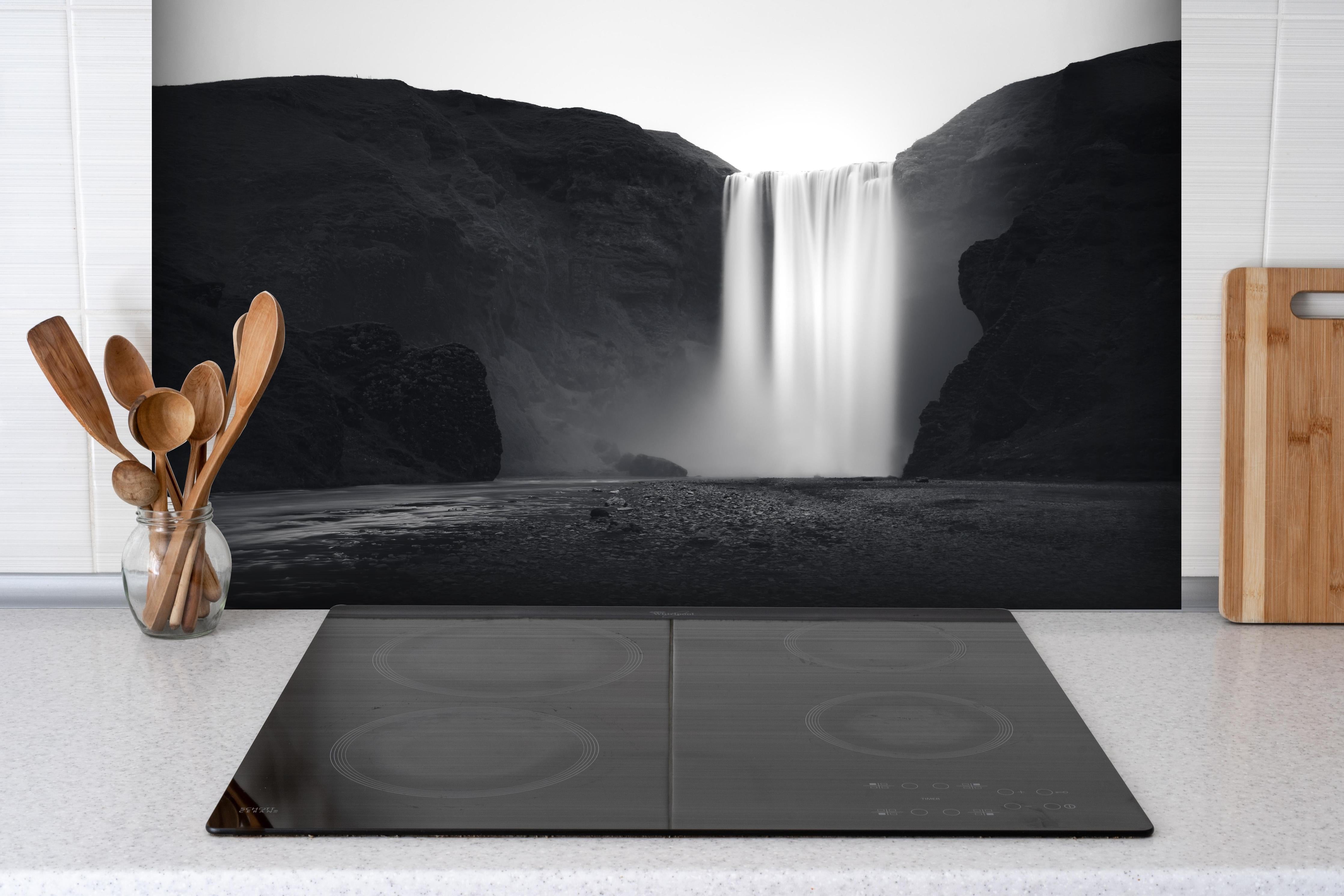 Spritzschutz - Kunstfotografie - Skogafoss Wasserfall, Island hinter einem Cerankochfeld zwischen Holz-Kochutensilien