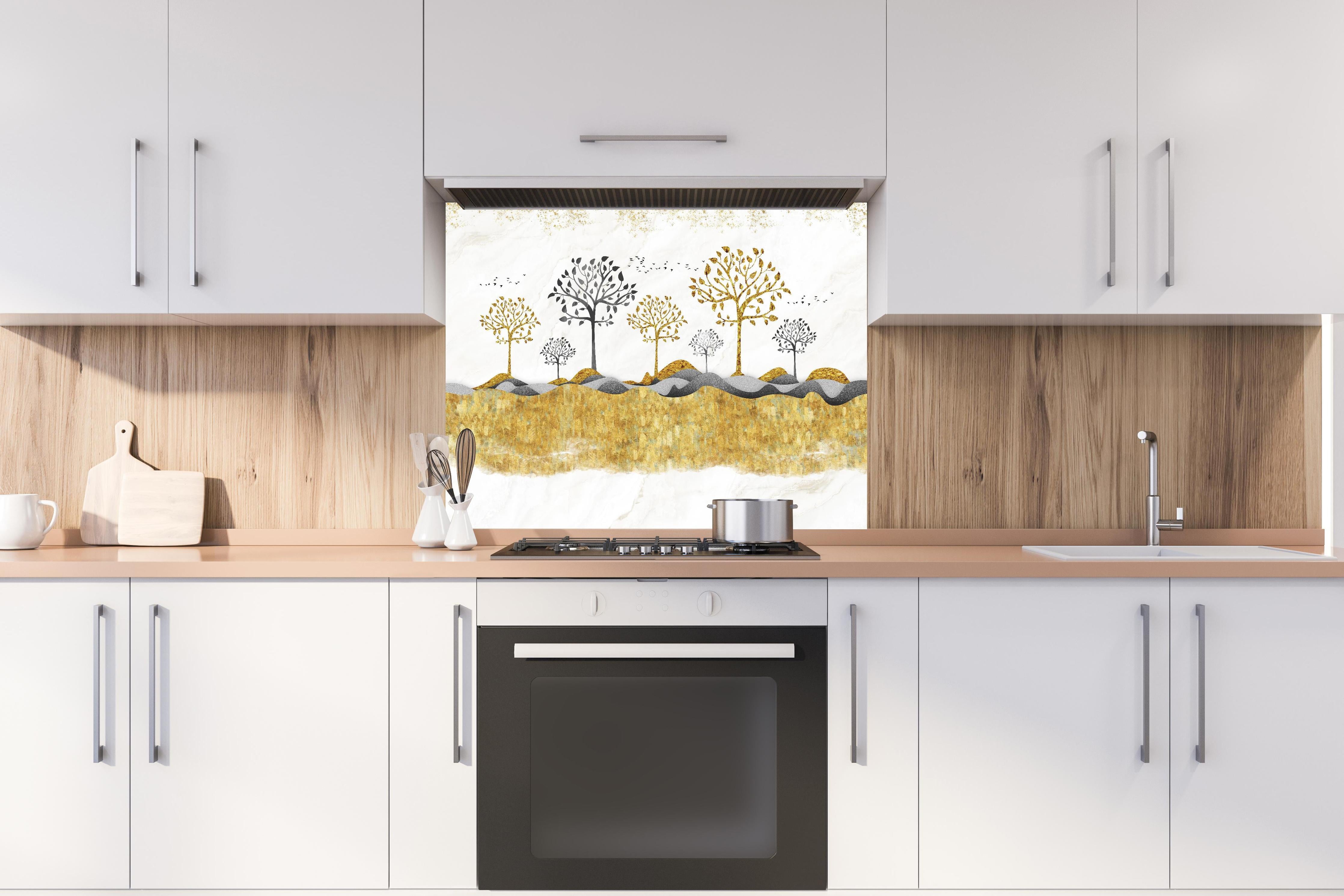 Spritzschutz - Kunsttapete einer Landschaft hinter einem Cerankochfeld zwischen Holz-Kochutensilien