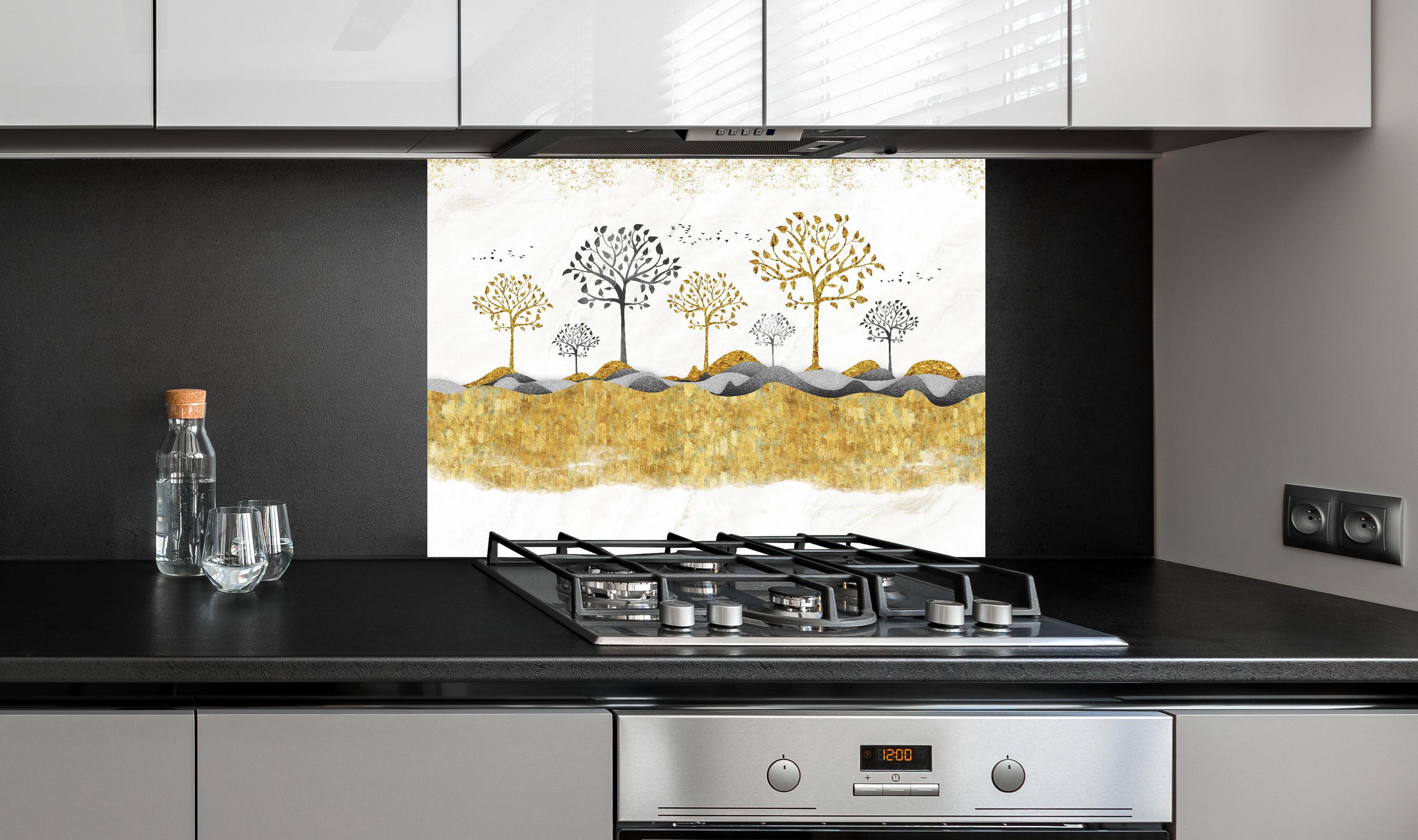 Spritzschutz - Kunsttapete einer Landschaft hinter einem Cerankochfeld zwischen Holz-Kochutensilien