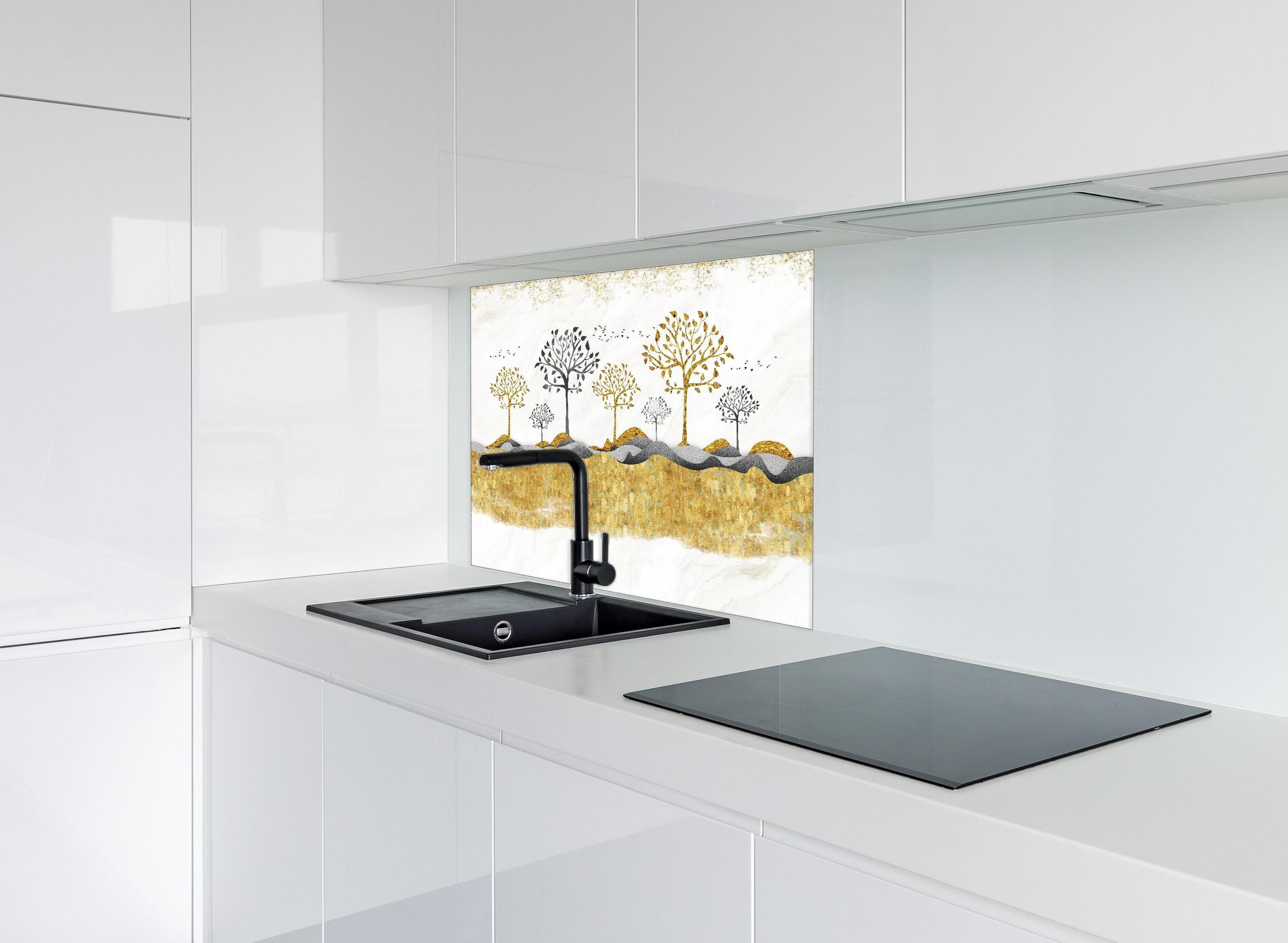 Spritzschutz - Kunsttapete einer Landschaft hinter einem Cerankochfeld zwischen Holz-Kochutensilien