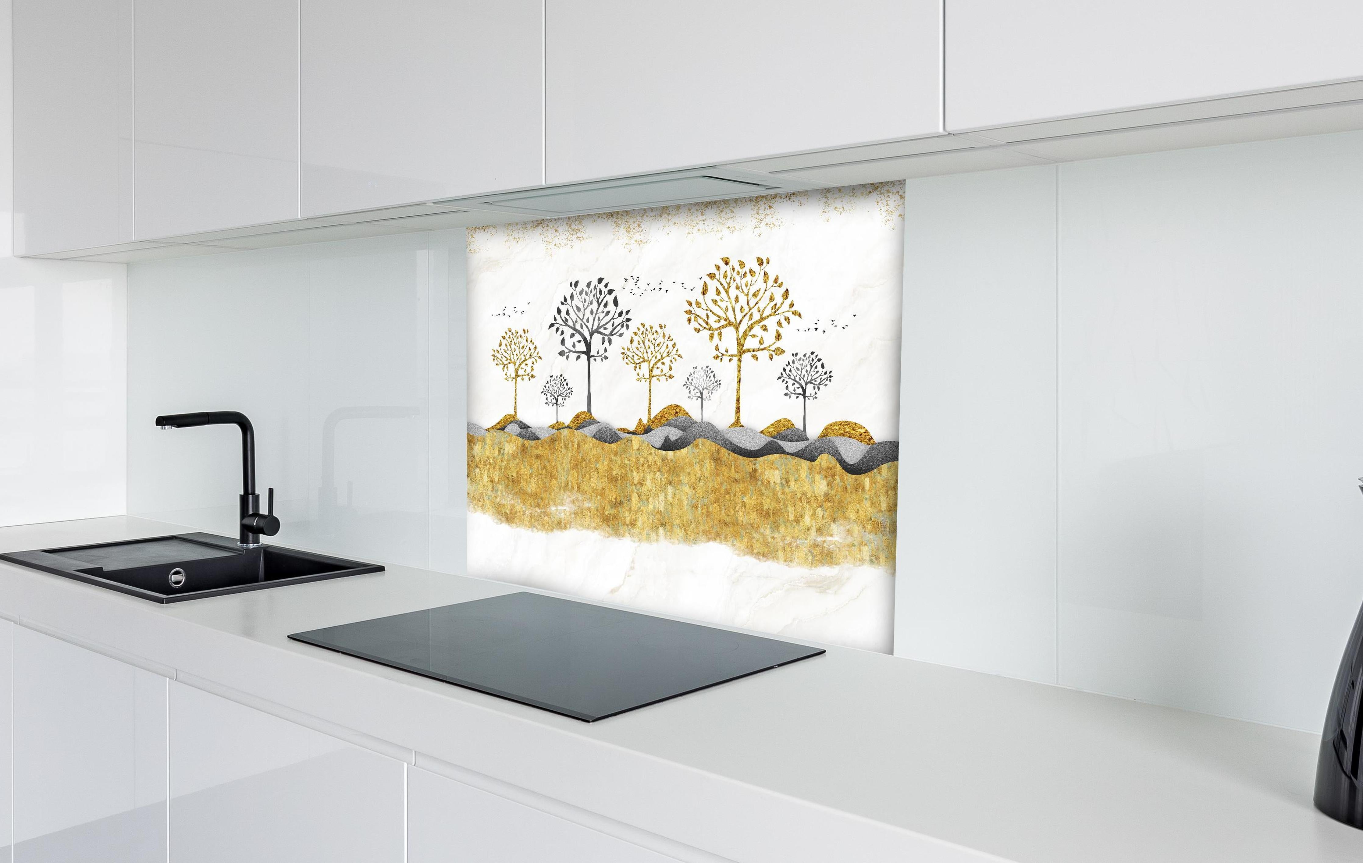 Spritzschutz - Kunsttapete einer Landschaft hinter einem Cerankochfeld zwischen Holz-Kochutensilien