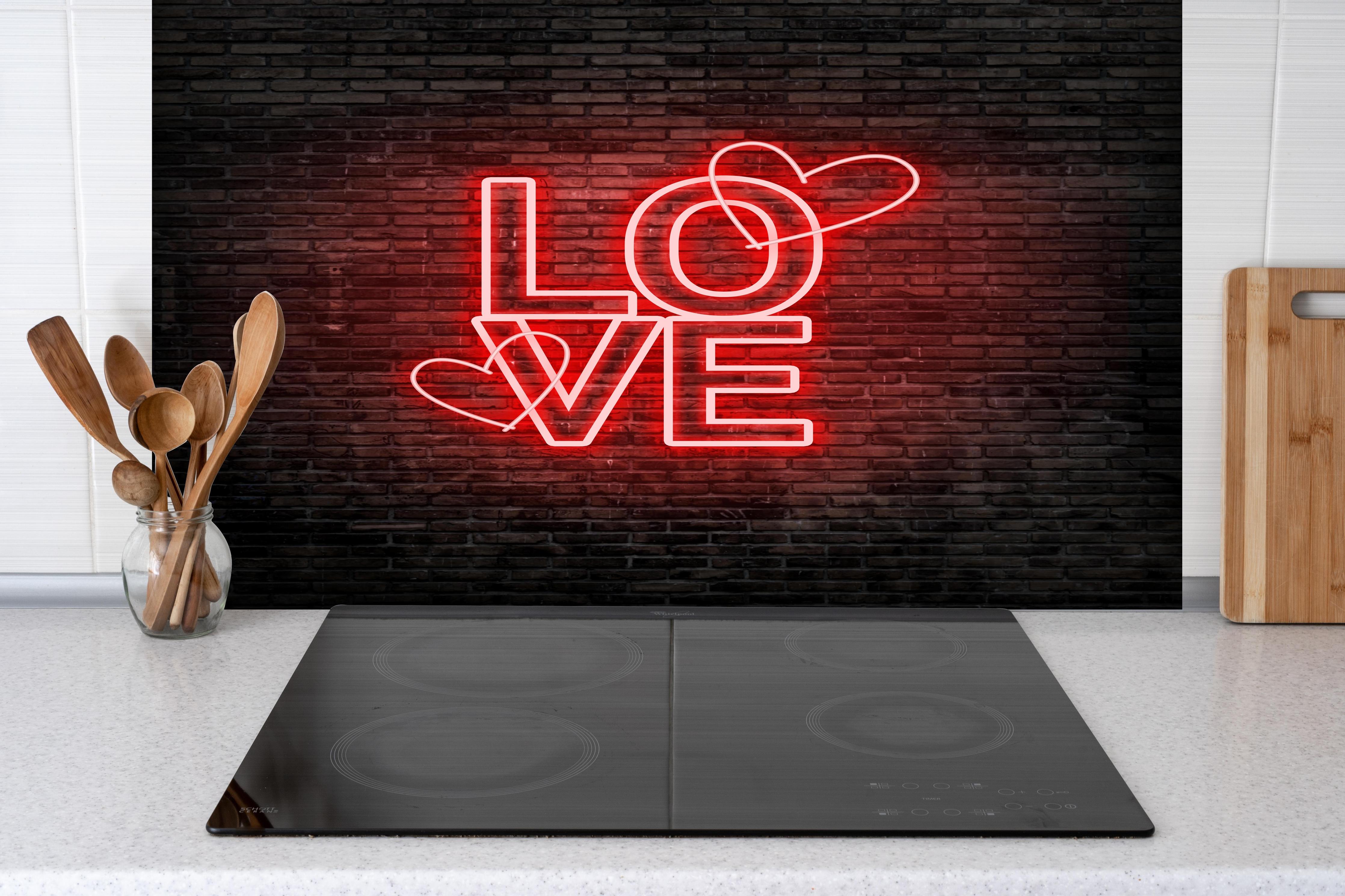 Spritzschutz - LED Love Symbol an Steinmauer hinter einem Cerankochfeld zwischen Holz-Kochutensilien