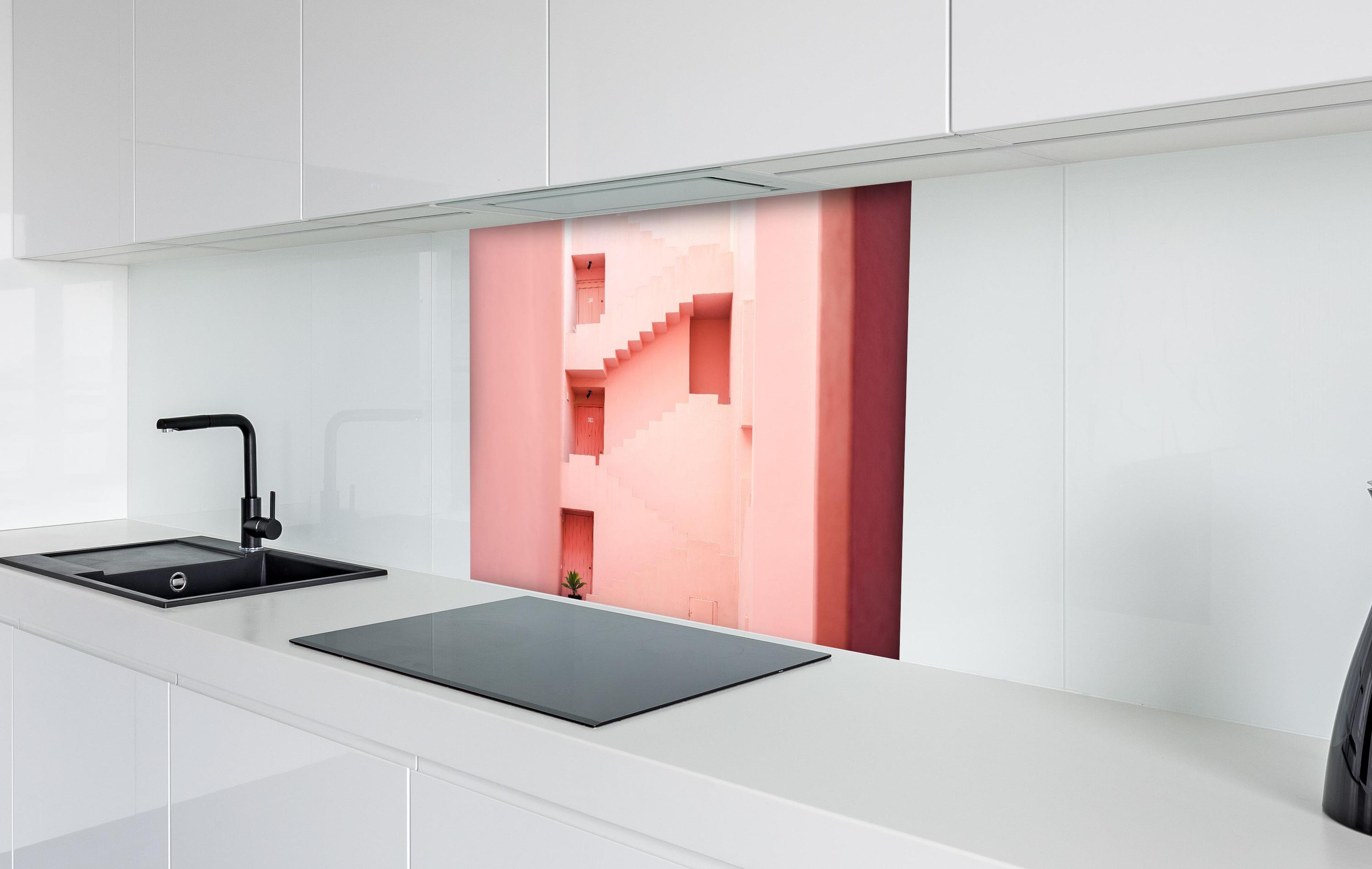 Spritzschutz - La Muralla Roja in Pink, Spanisches Design hinter einem Cerankochfeld zwischen Holz-Kochutensilien