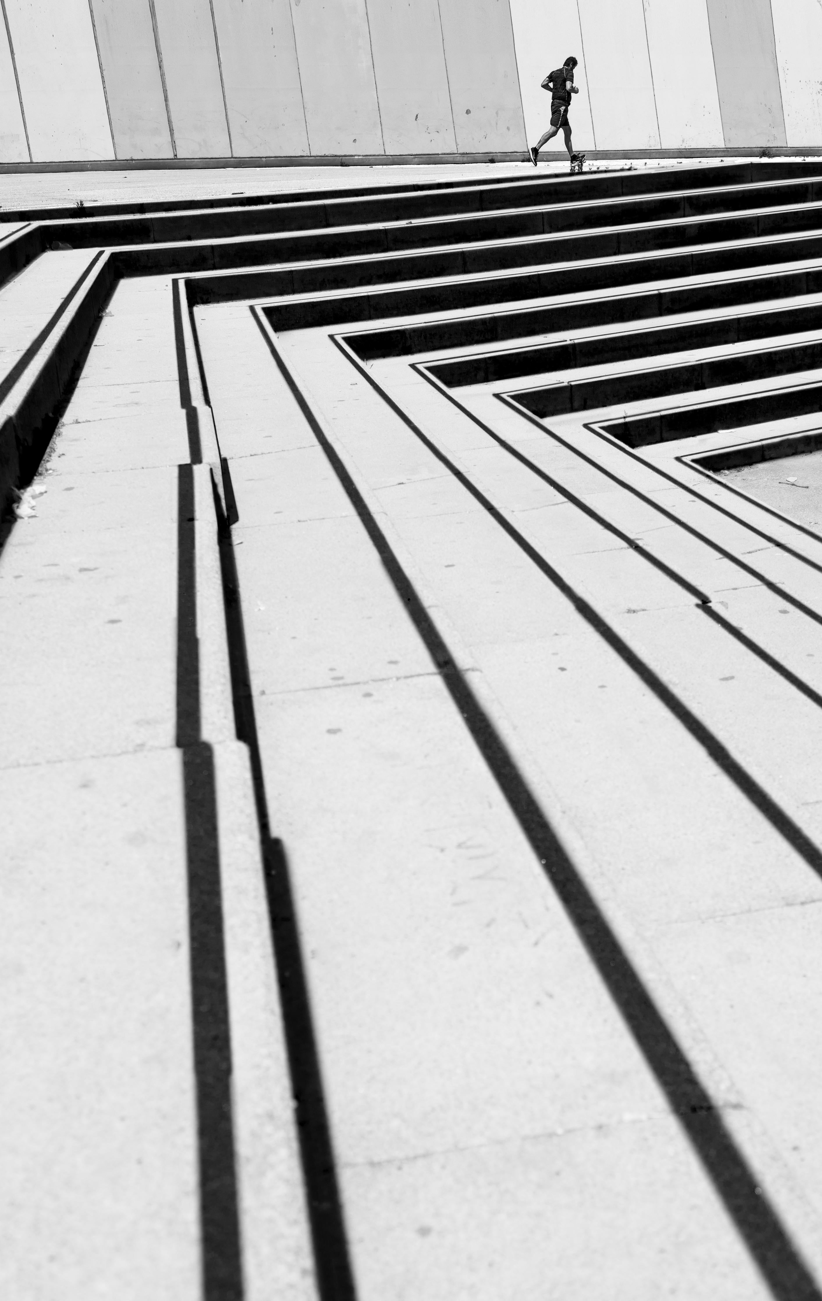 Spritzschutz-Läufer im Spiel der Schatten und Linien