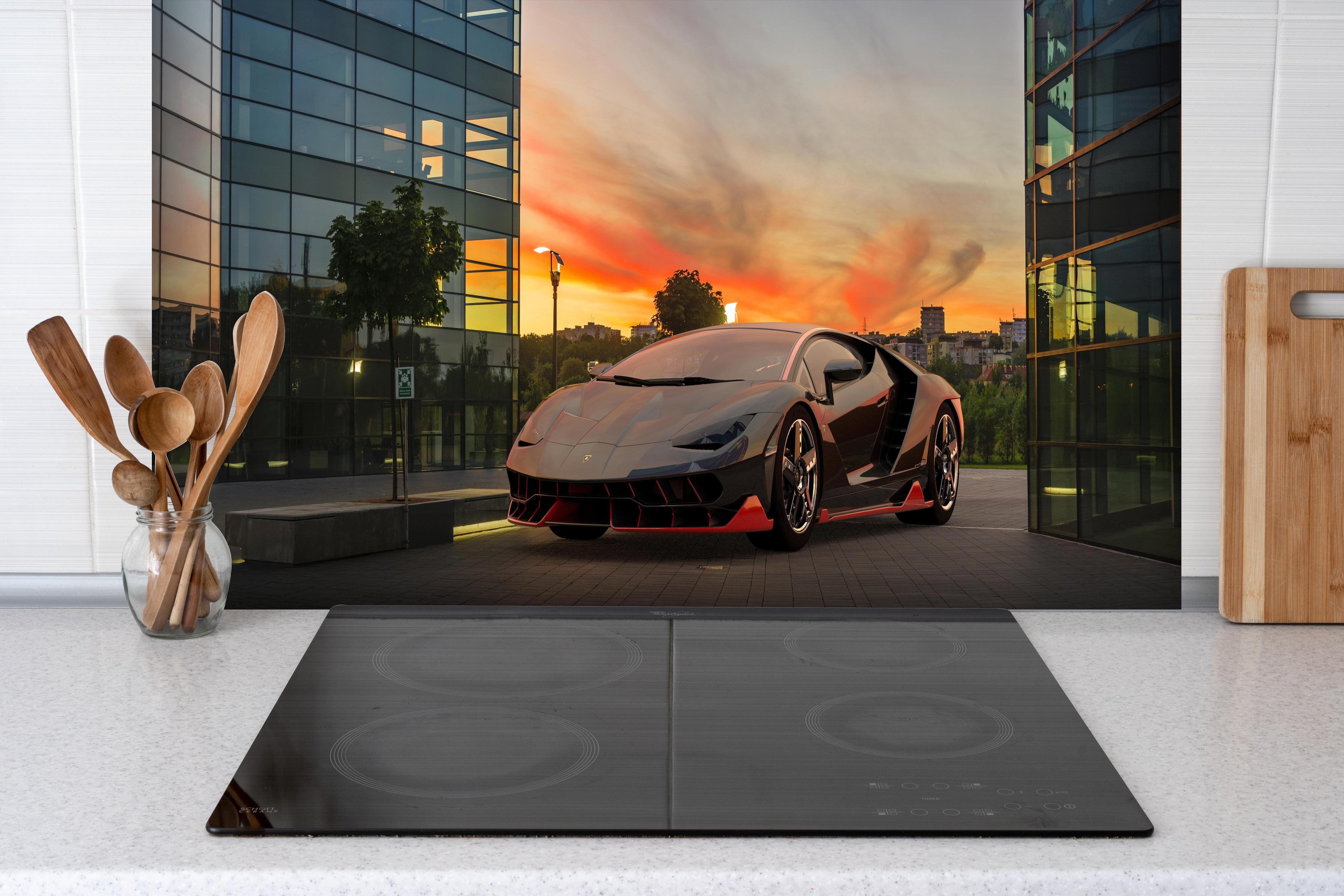 Spritzschutz - Lamborghini Centenario bei Sonnenuntergang hinter einem Cerankochfeld zwischen Holz-Kochutensilien