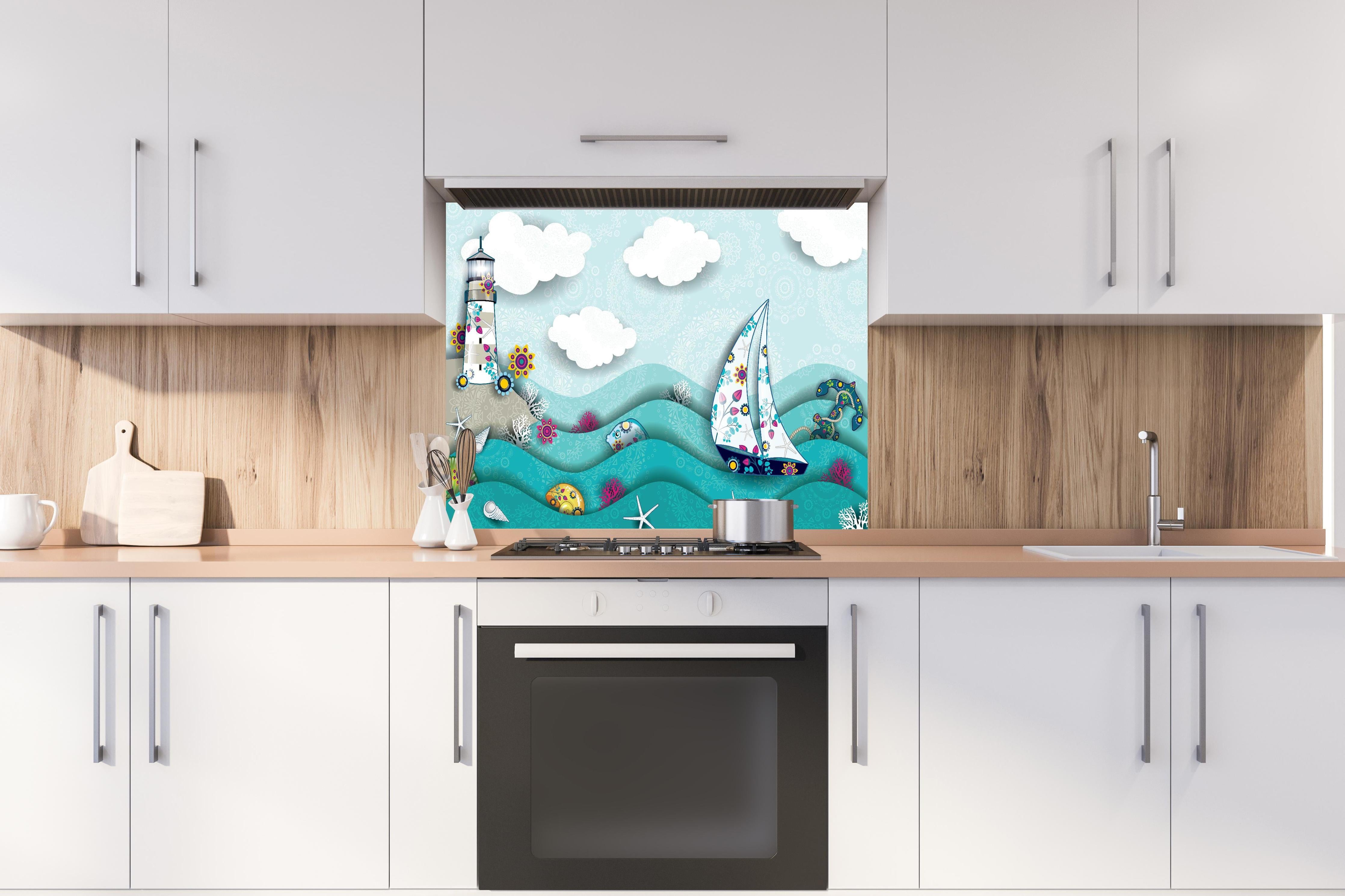 Spritzschutz - Landschaft mit Leuchtturm und Segelboot hinter einem Cerankochfeld zwischen Holz-Kochutensilien