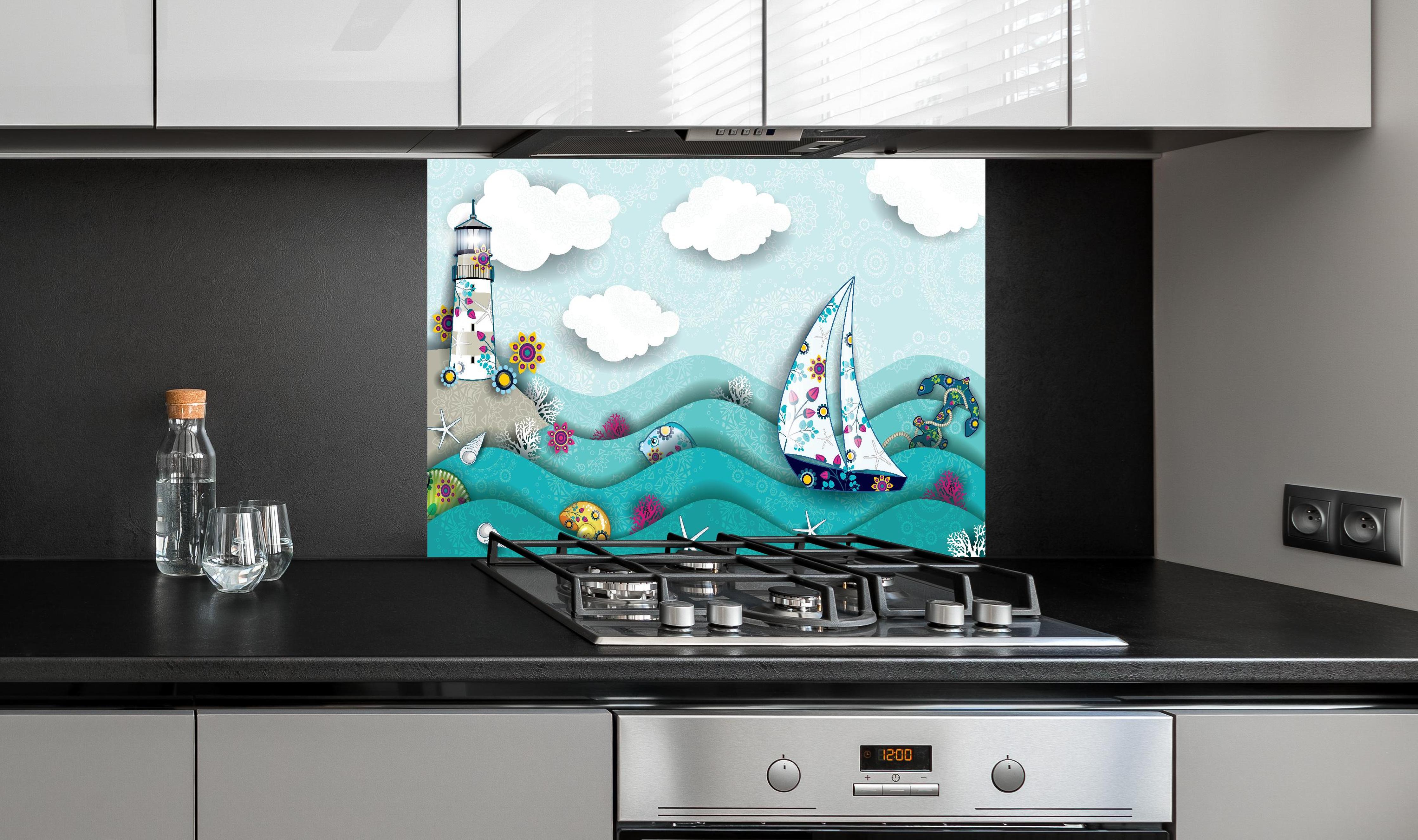 Spritzschutz - Landschaft mit Leuchtturm und Segelboot hinter einem Cerankochfeld zwischen Holz-Kochutensilien