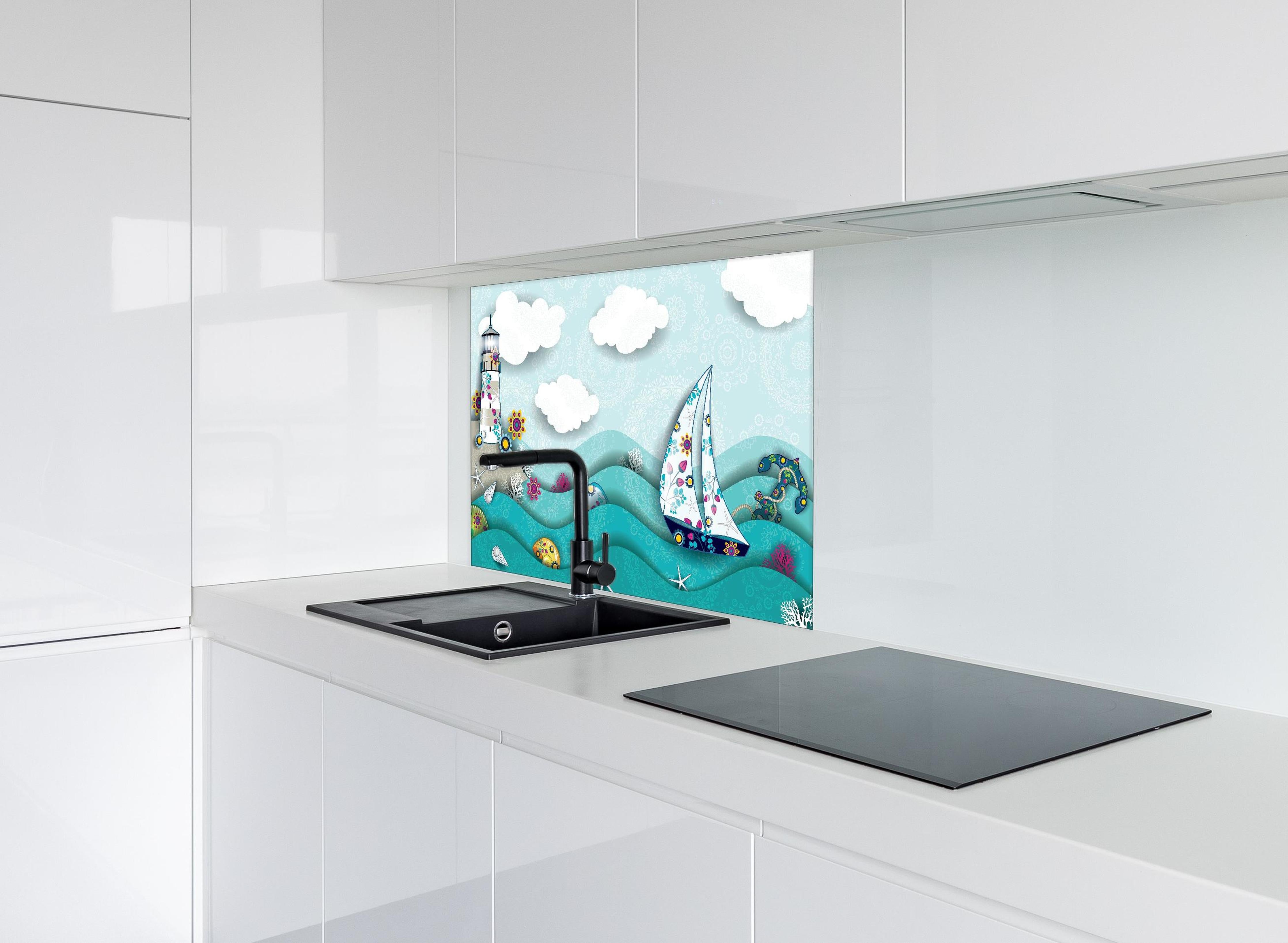 Spritzschutz - Landschaft mit Leuchtturm und Segelboot hinter einem Cerankochfeld zwischen Holz-Kochutensilien