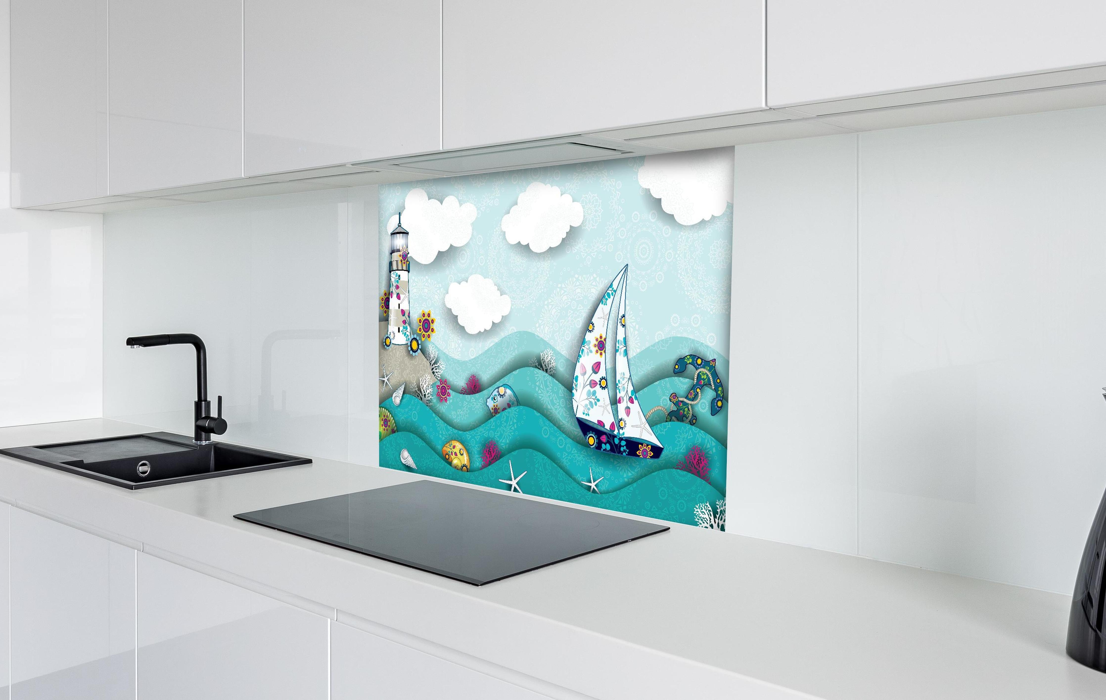 Spritzschutz - Landschaft mit Leuchtturm und Segelboot hinter einem Cerankochfeld zwischen Holz-Kochutensilien