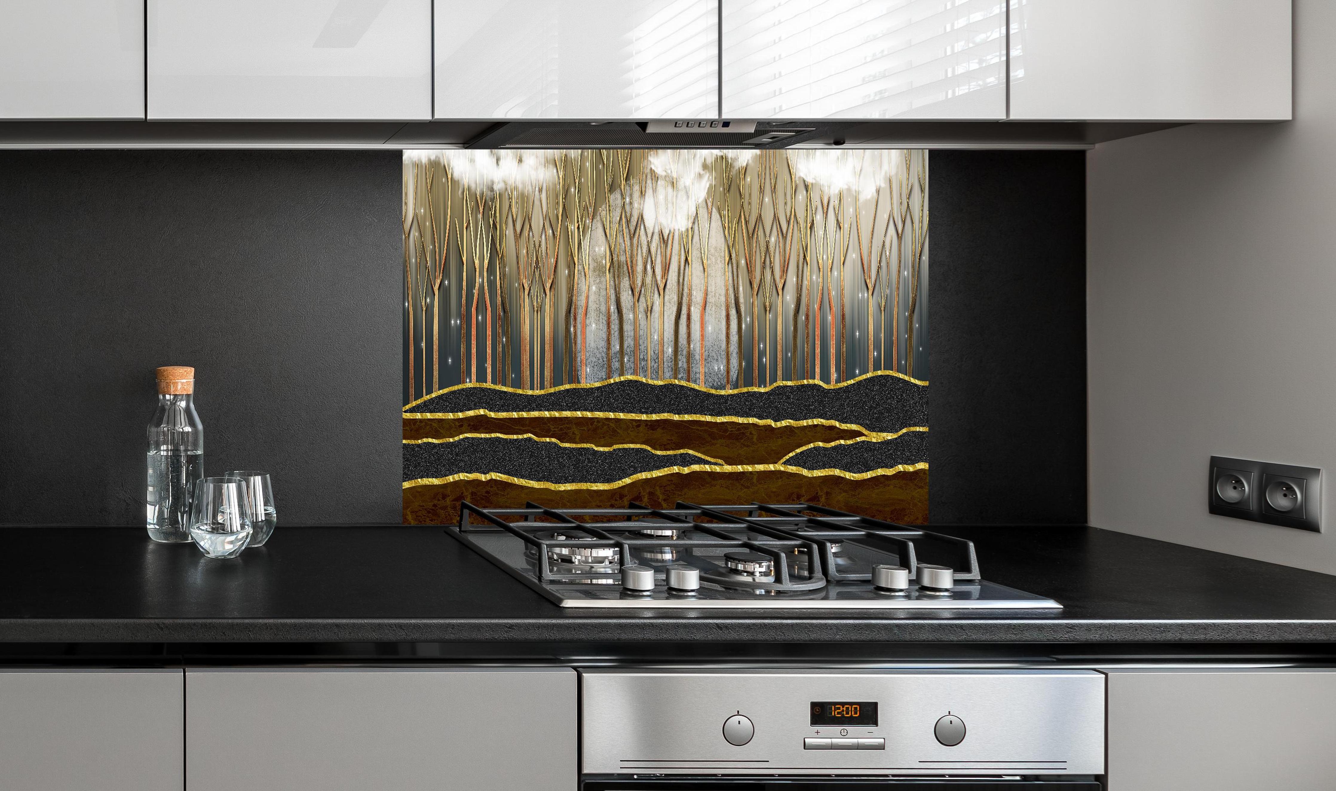 Spritzschutz - Landschafts Kunst- goldene Bäume hinter einem Cerankochfeld zwischen Holz-Kochutensilien