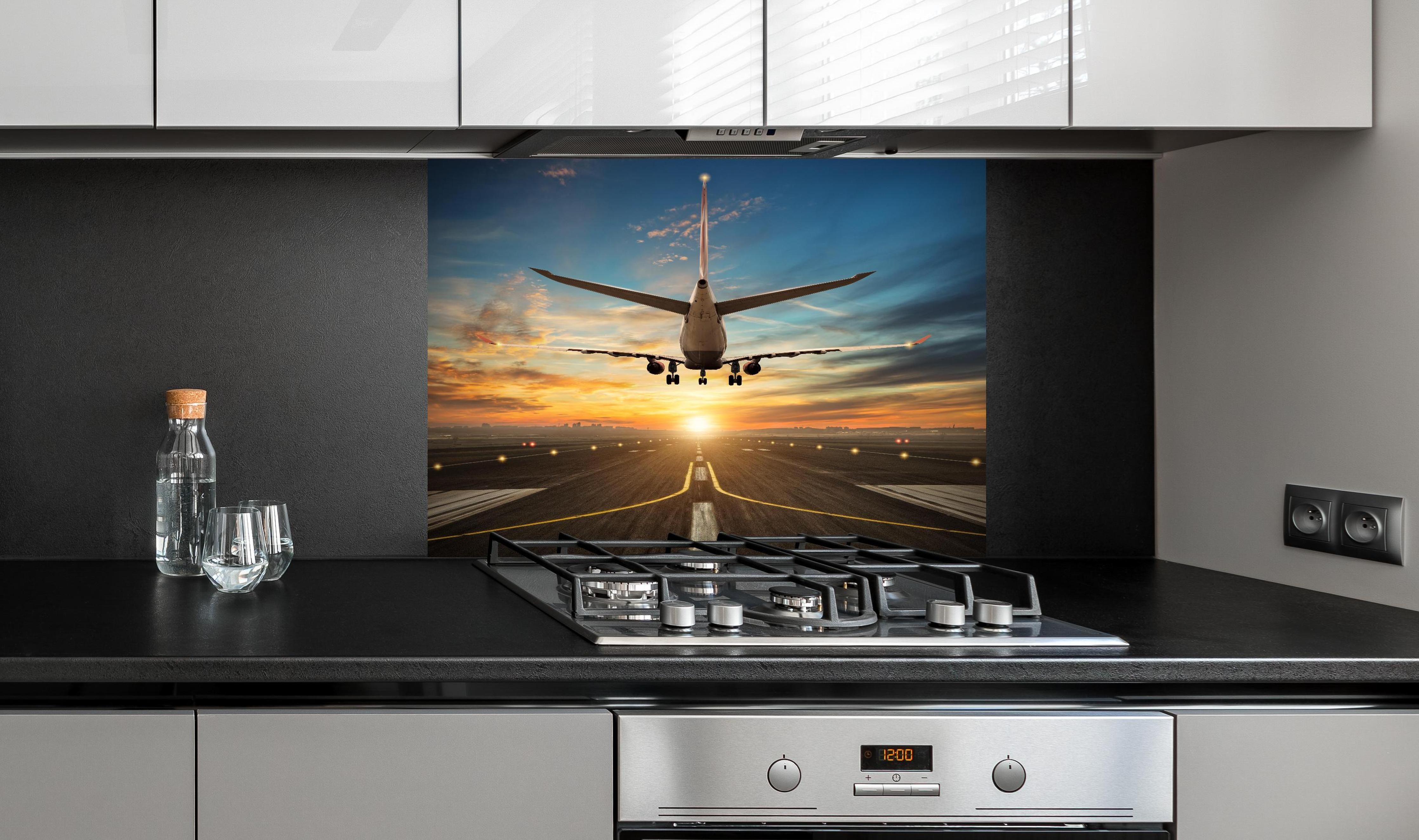 Spritzschutz - Landung bei wunderschönem Sonnenuntergang hinter einem Cerankochfeld zwischen Holz-Kochutensilien