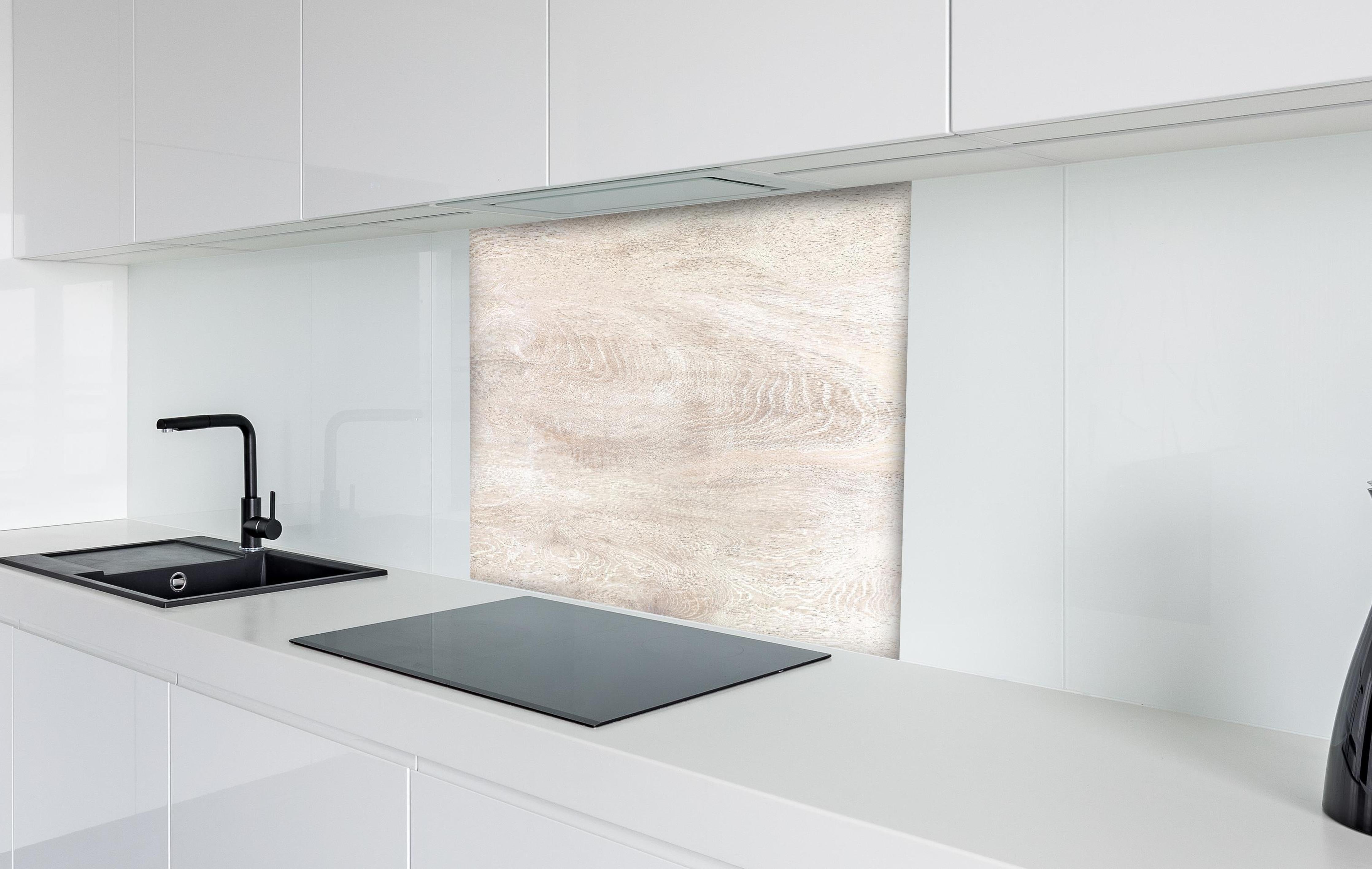 Spritzschutz - Lange beige Holzplatte hinter einem Cerankochfeld zwischen Holz-Kochutensilien