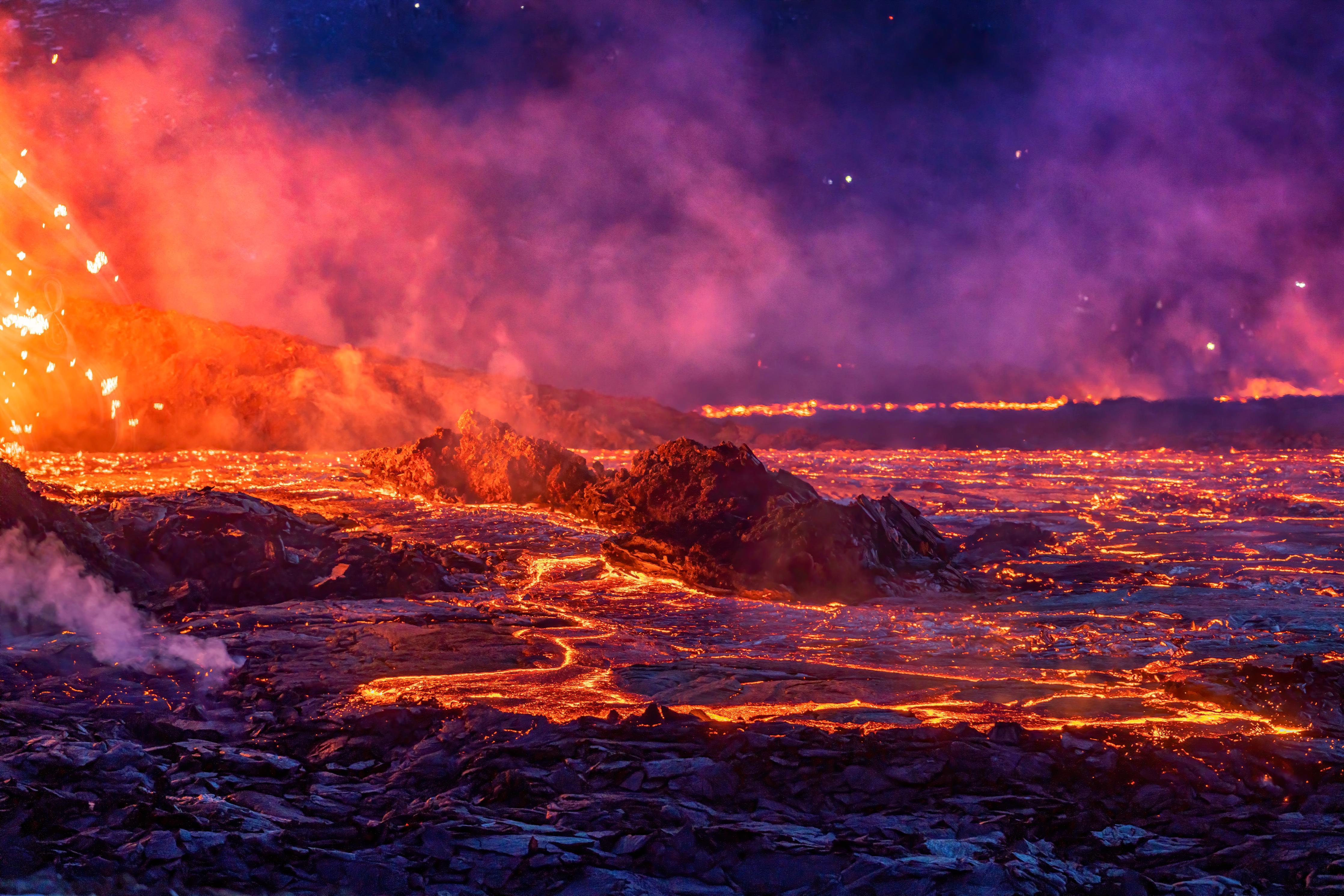 Spritzschutz-Lavastrom aus dem ausbrechenden Vulkankrater