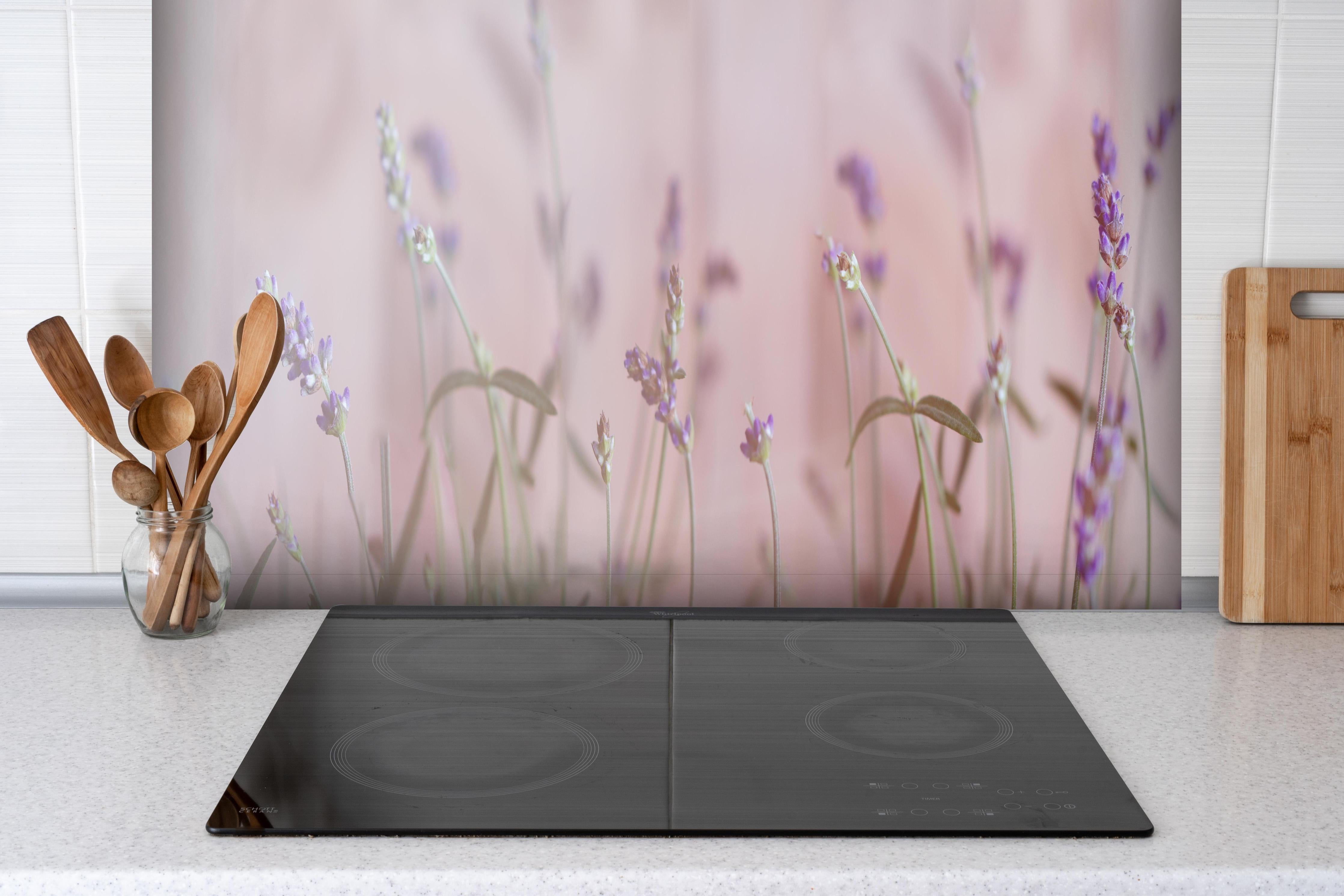 Spritzschutz - Lavendel hinter einem Cerankochfeld zwischen Holz-Kochutensilien