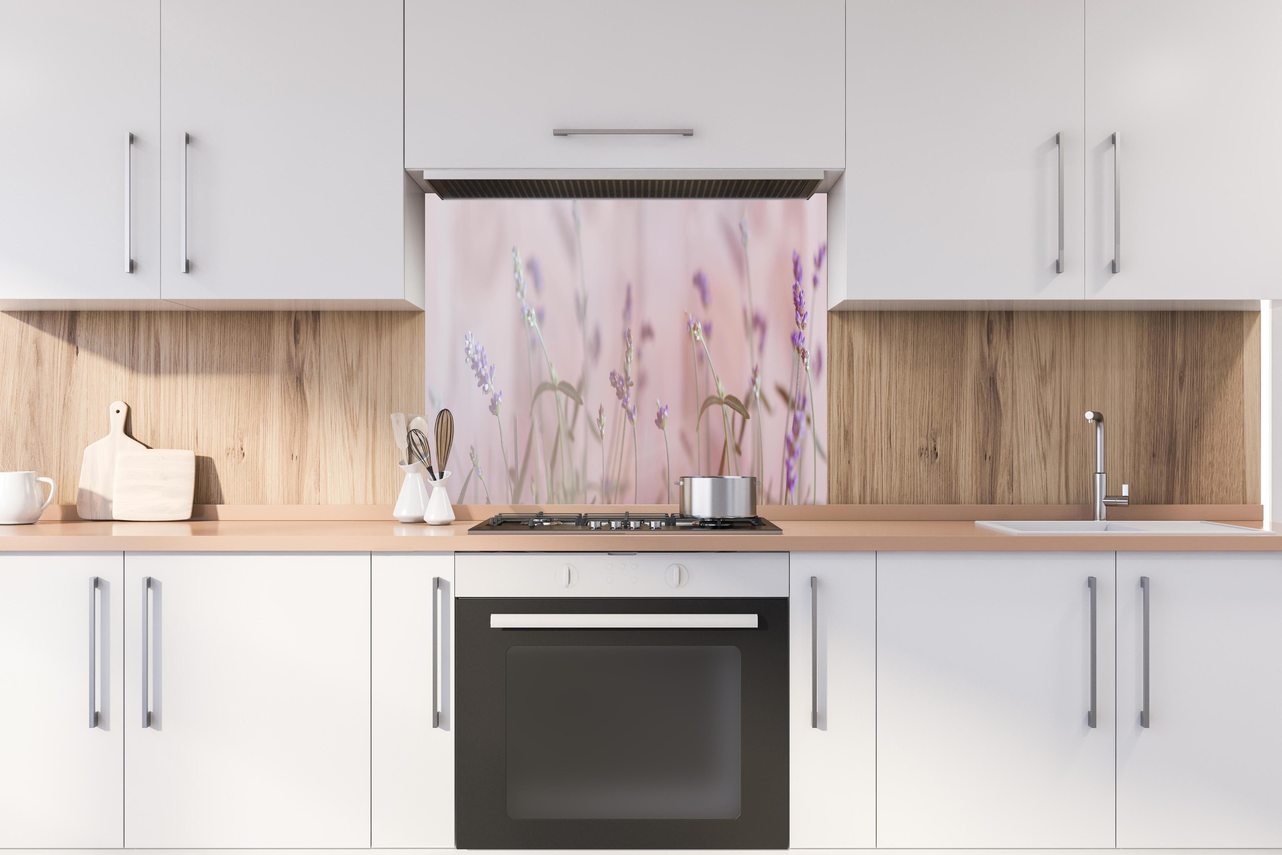 Spritzschutz - Lavendel hinter einem Cerankochfeld zwischen Holz-Kochutensilien