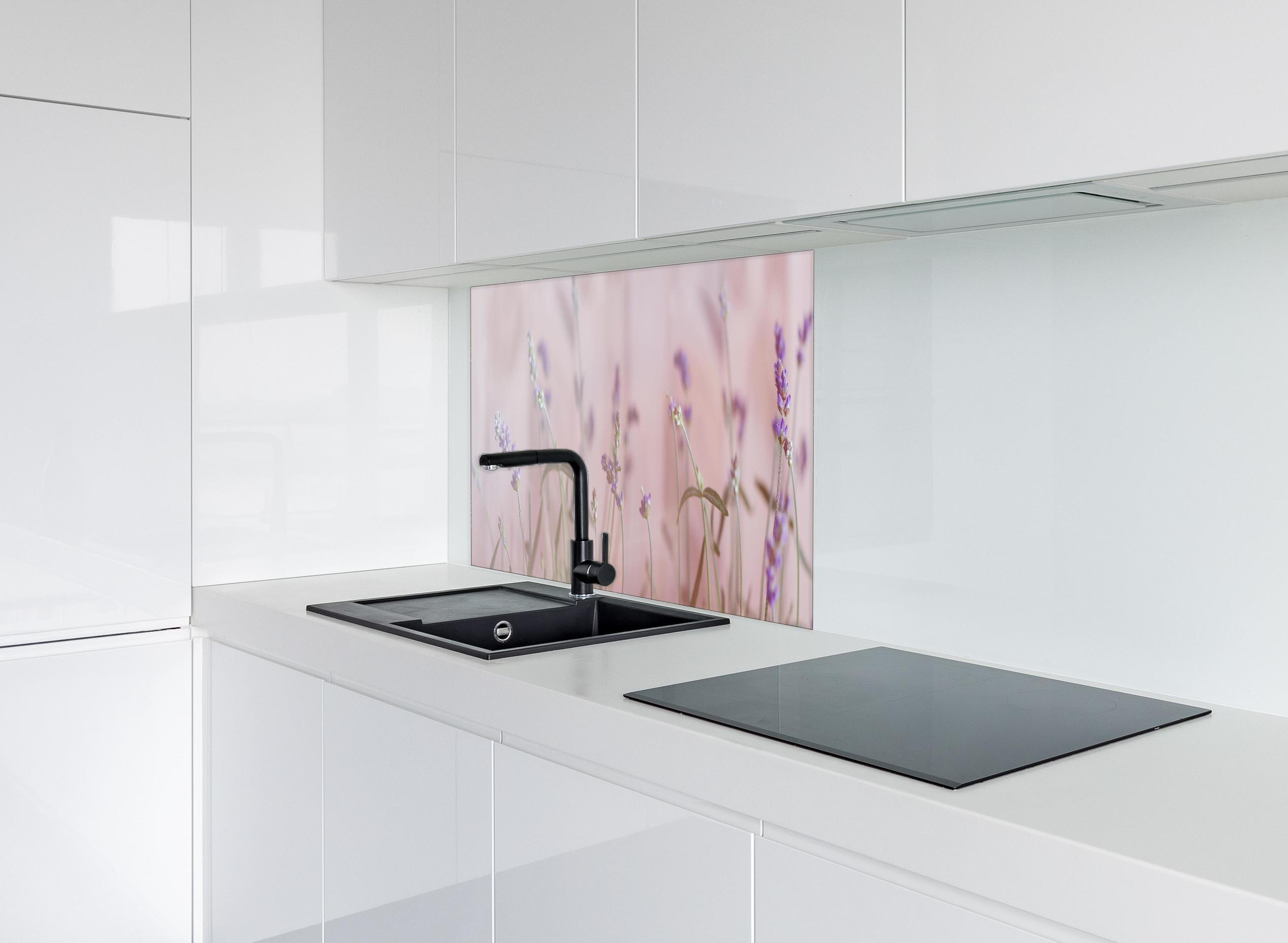 Spritzschutz - Lavendel hinter einem Cerankochfeld zwischen Holz-Kochutensilien