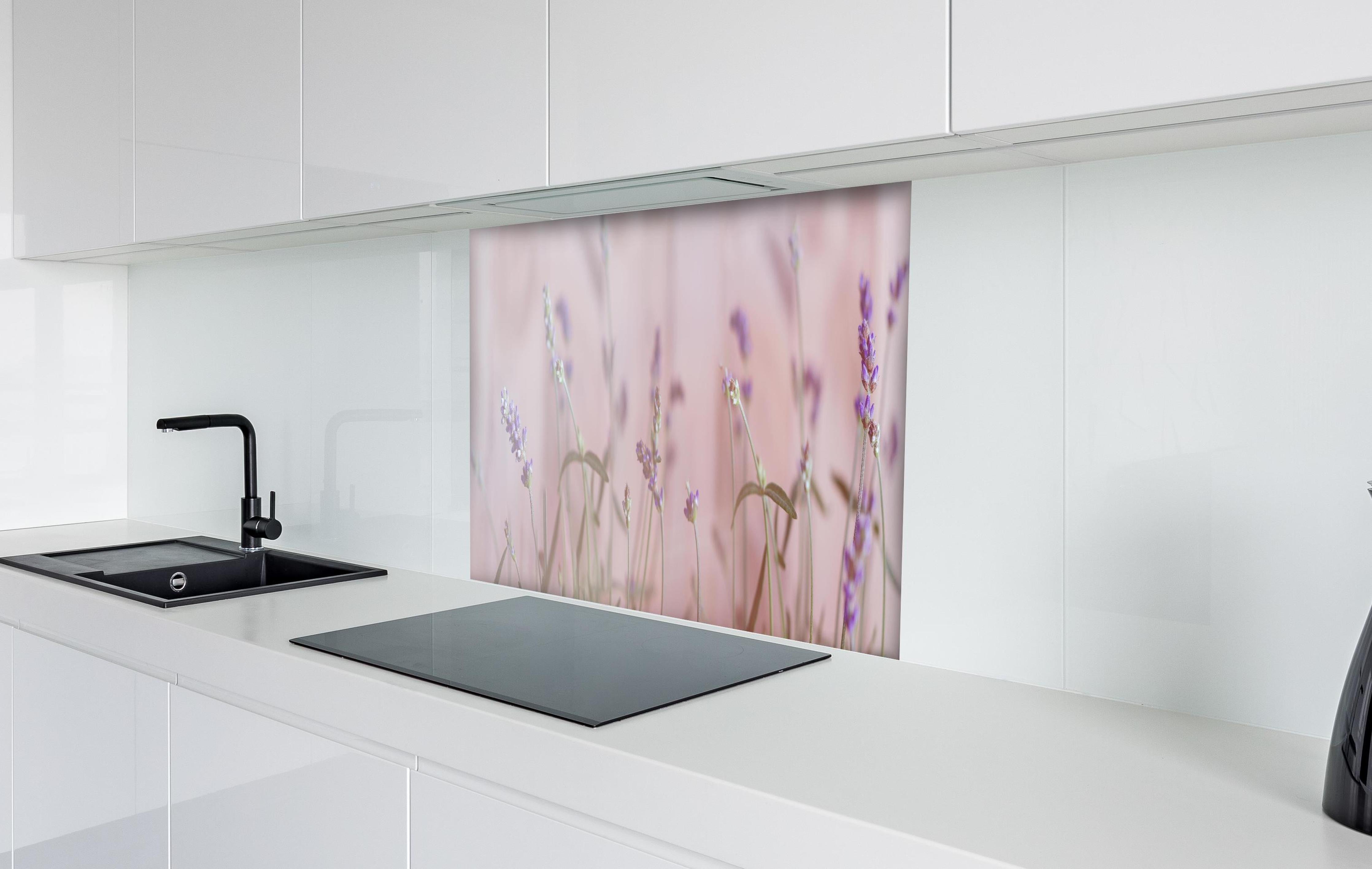 Spritzschutz - Lavendel hinter einem Cerankochfeld zwischen Holz-Kochutensilien