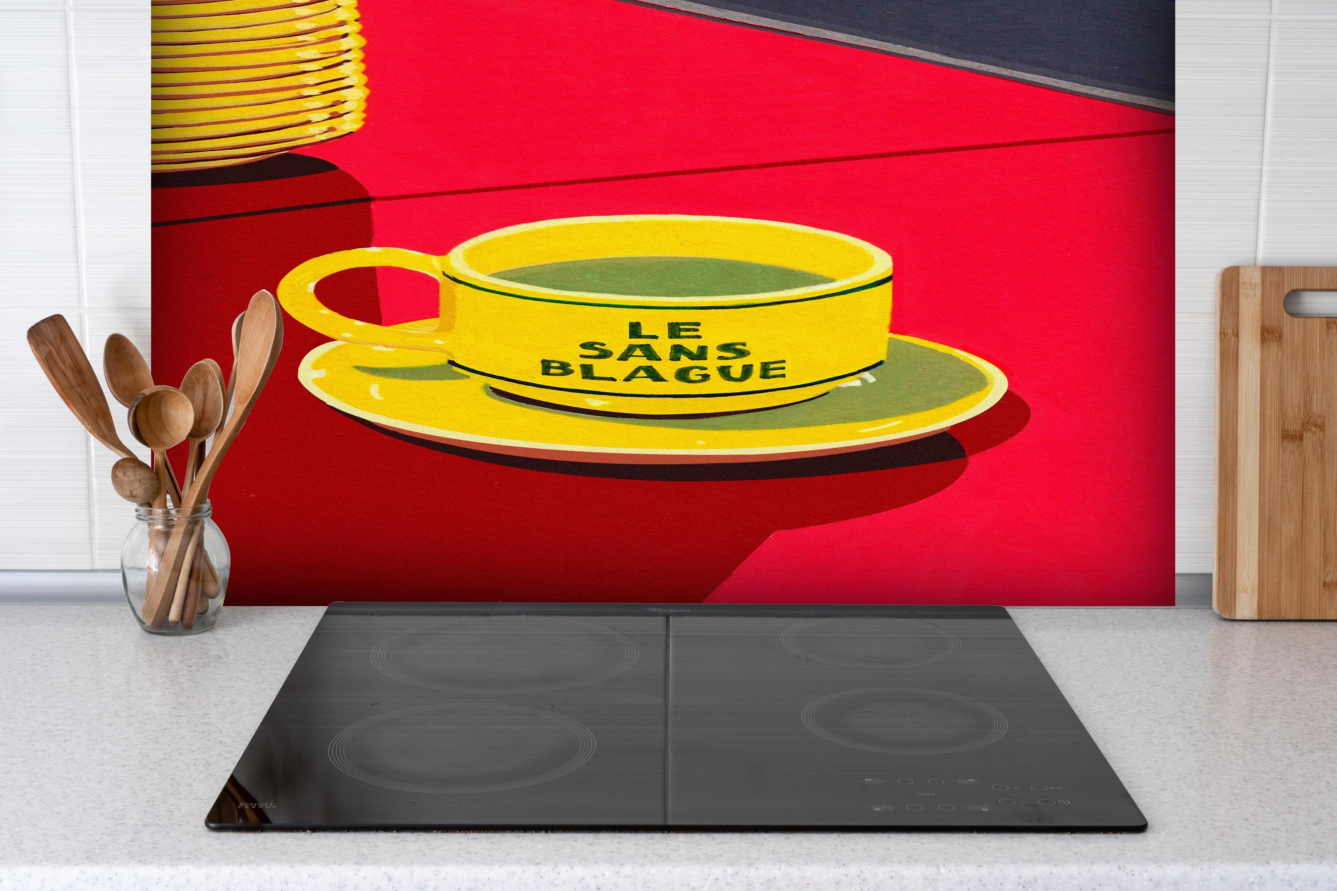 Spritzschutz - Le Sans Blague hinter einem Cerankochfeld zwischen Holz-Kochutensilien