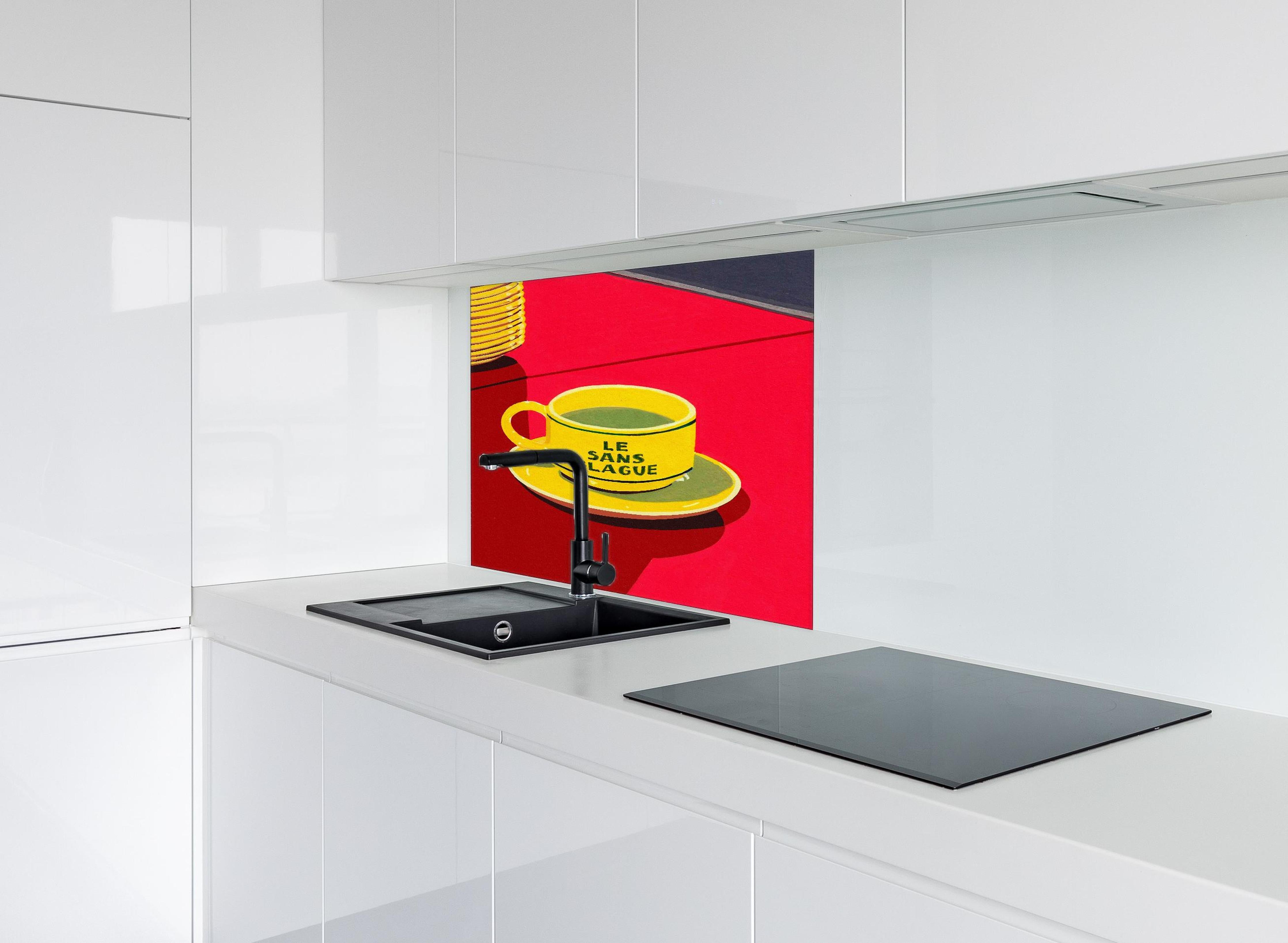 Spritzschutz - Le Sans Blague hinter einem Cerankochfeld zwischen Holz-Kochutensilien