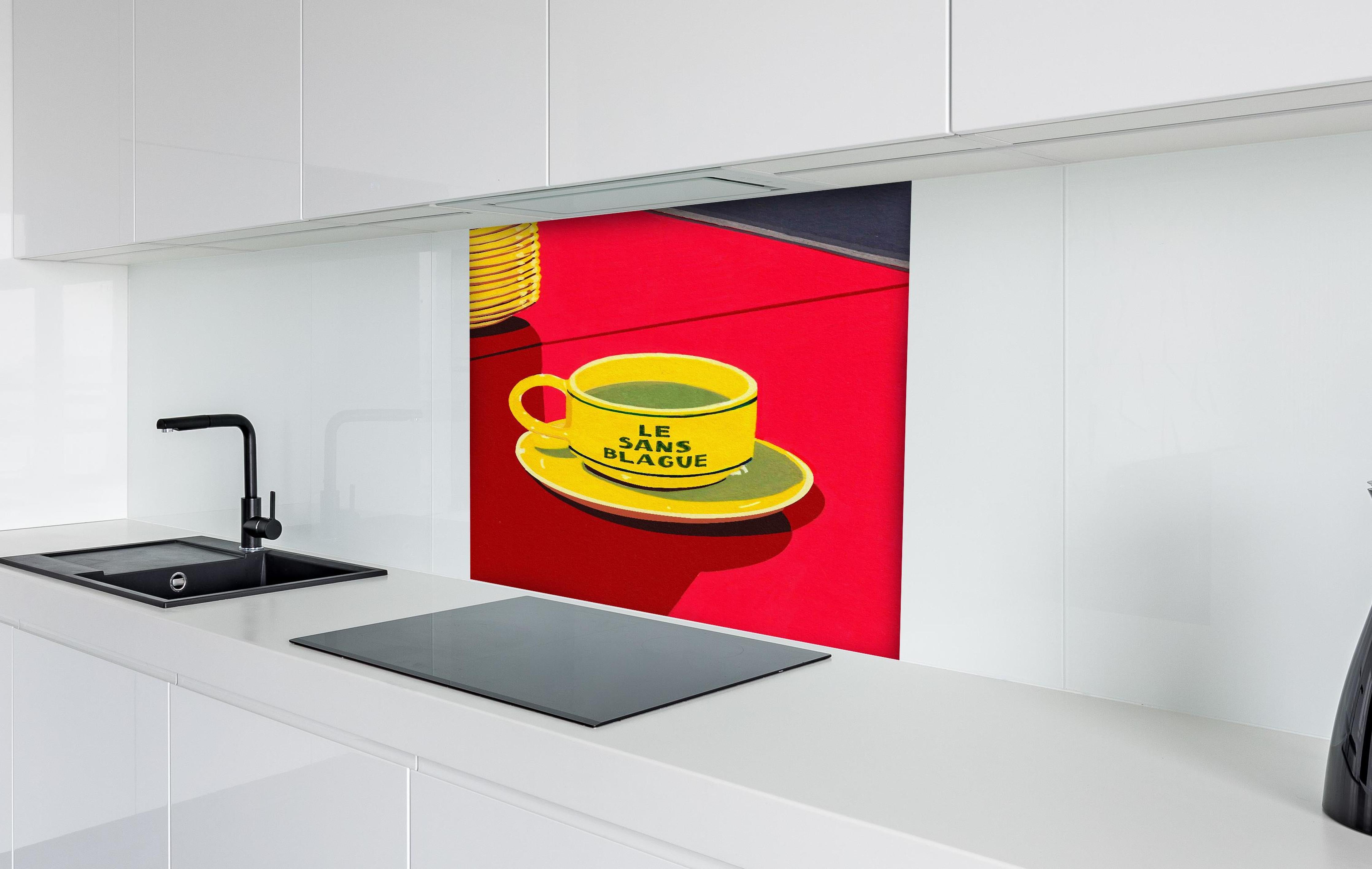 Spritzschutz - Le Sans Blague hinter einem Cerankochfeld zwischen Holz-Kochutensilien