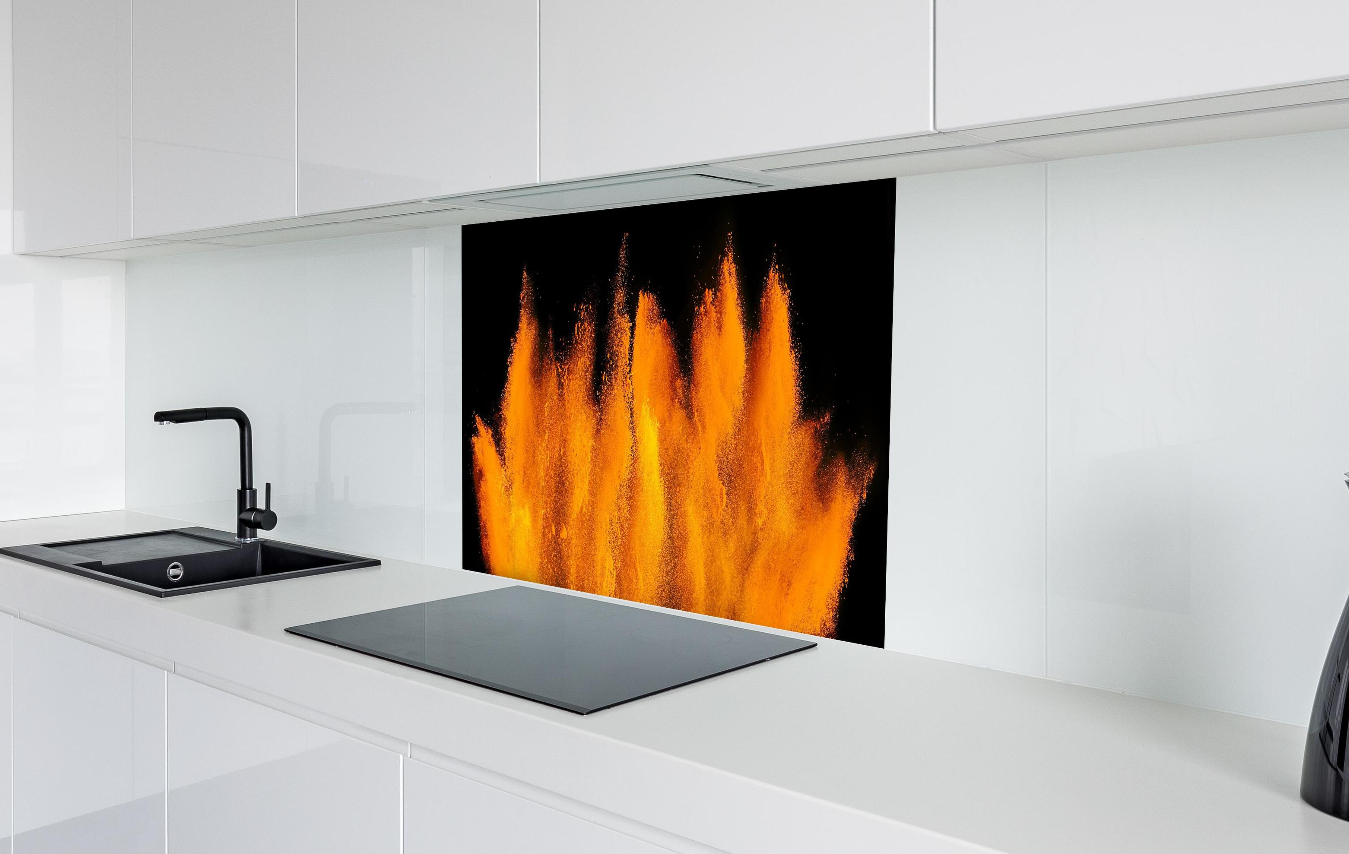 Spritzschutz - Lebendige Holi Farbexplosion auf Schwarz hinter einem Cerankochfeld zwischen Holz-Kochutensilien