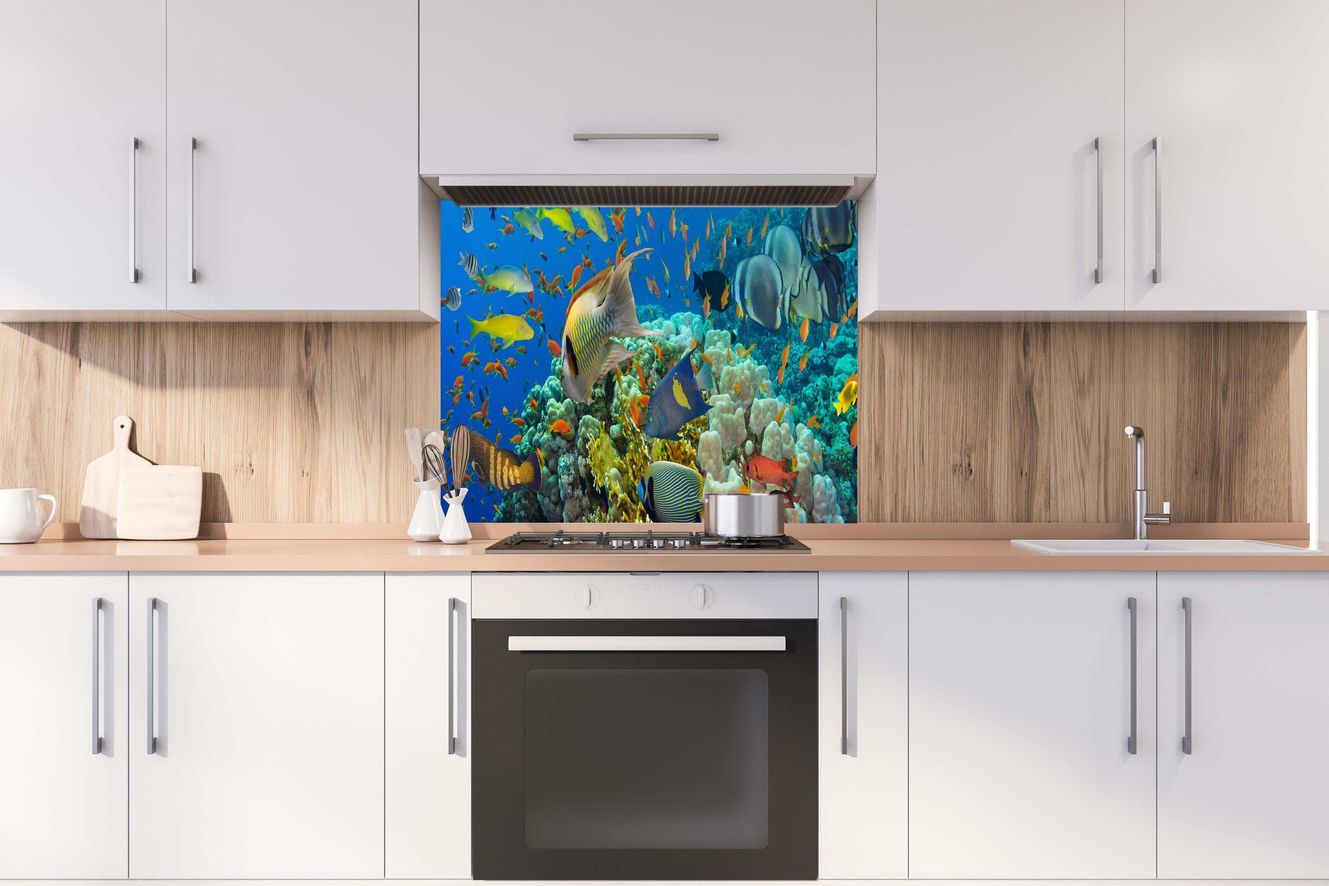Spritzschutz - Lebendige Unterwasserwelt mit bunten Korallen hinter einem Cerankochfeld zwischen Holz-Kochutensilien