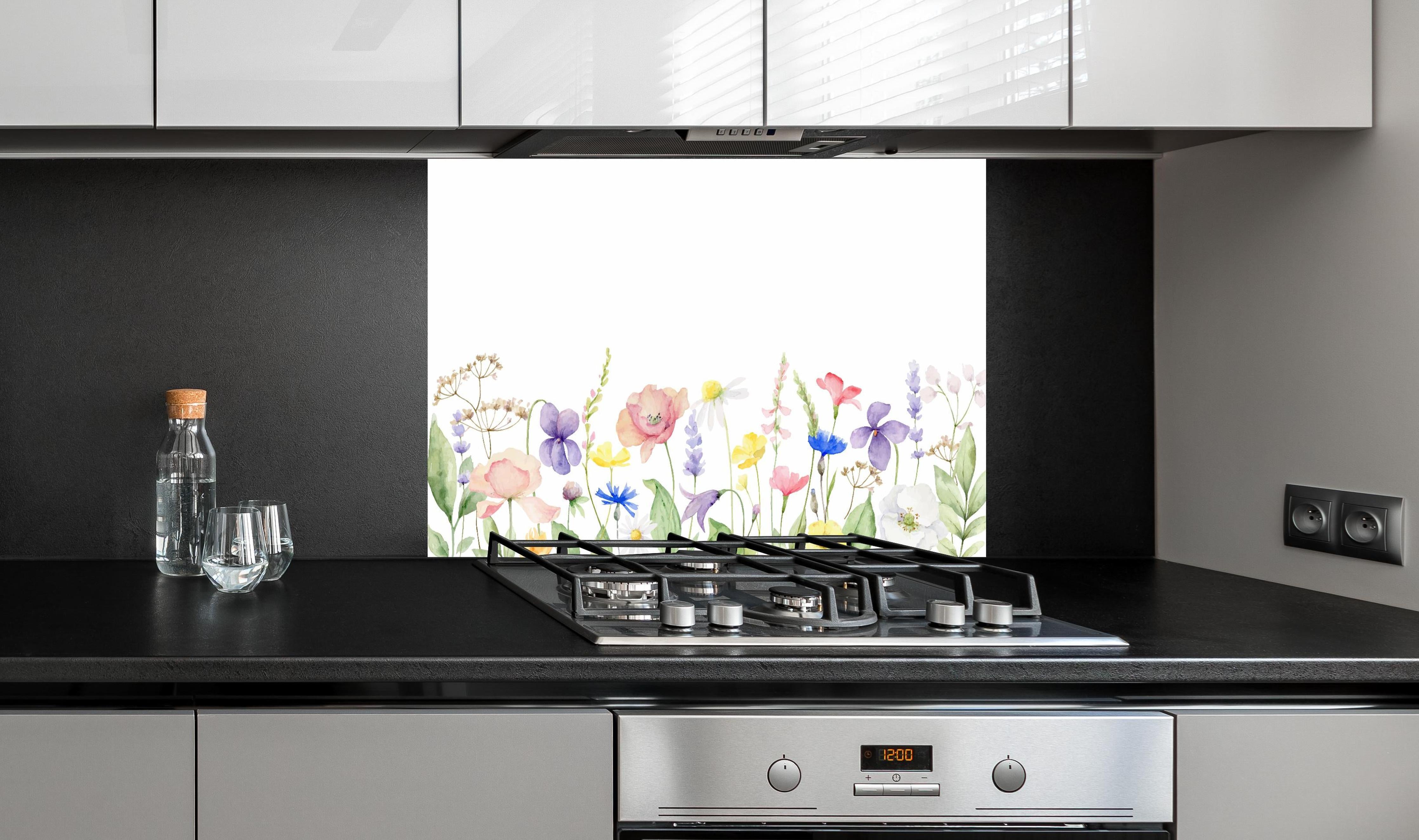 Spritzschutz - Lebhafte Blumen und Pflanzen Aquarellmalerei hinter einem Cerankochfeld zwischen Holz-Kochutensilien