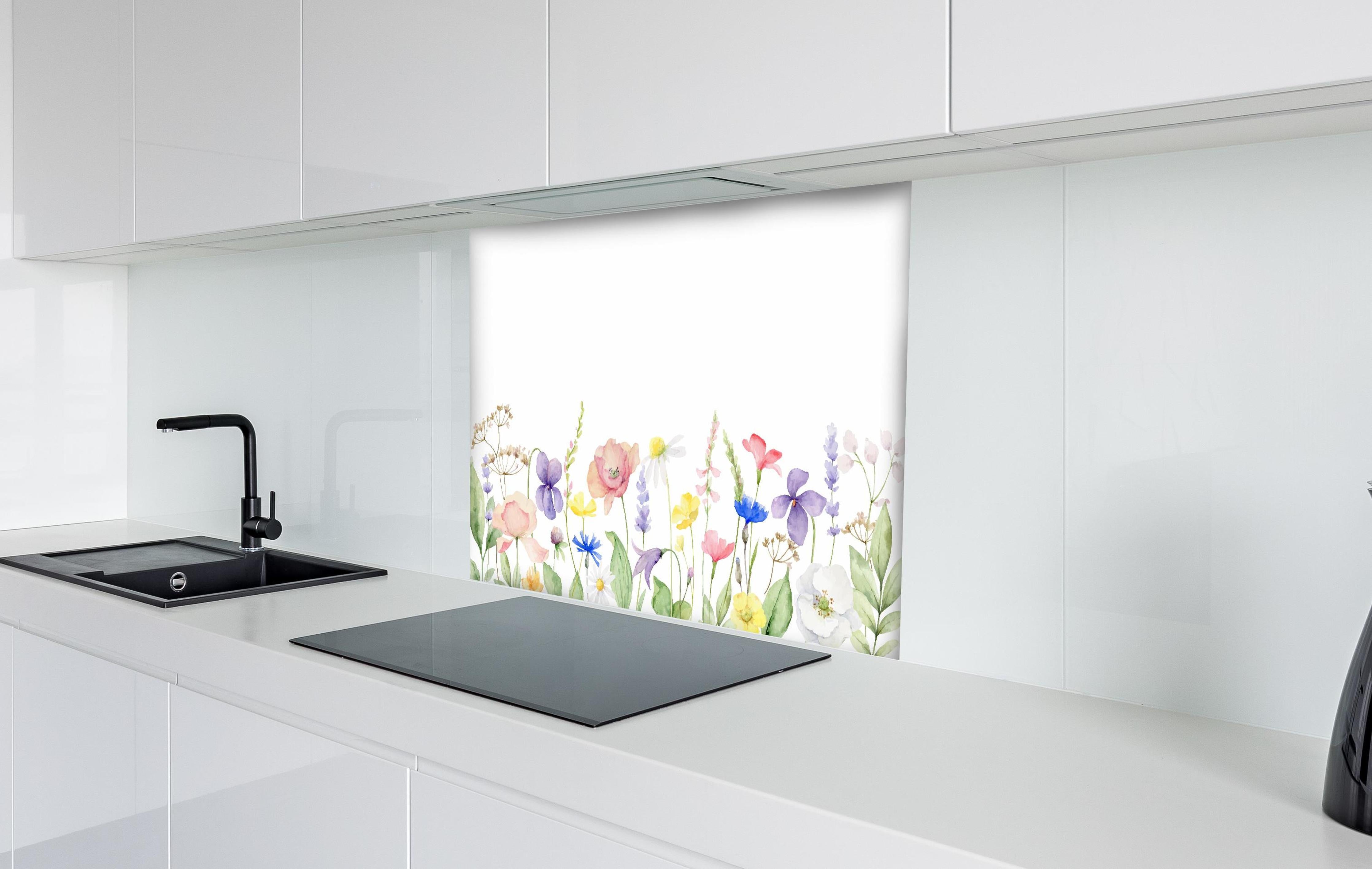 Spritzschutz - Lebhafte Blumen und Pflanzen Aquarellmalerei hinter einem Cerankochfeld zwischen Holz-Kochutensilien