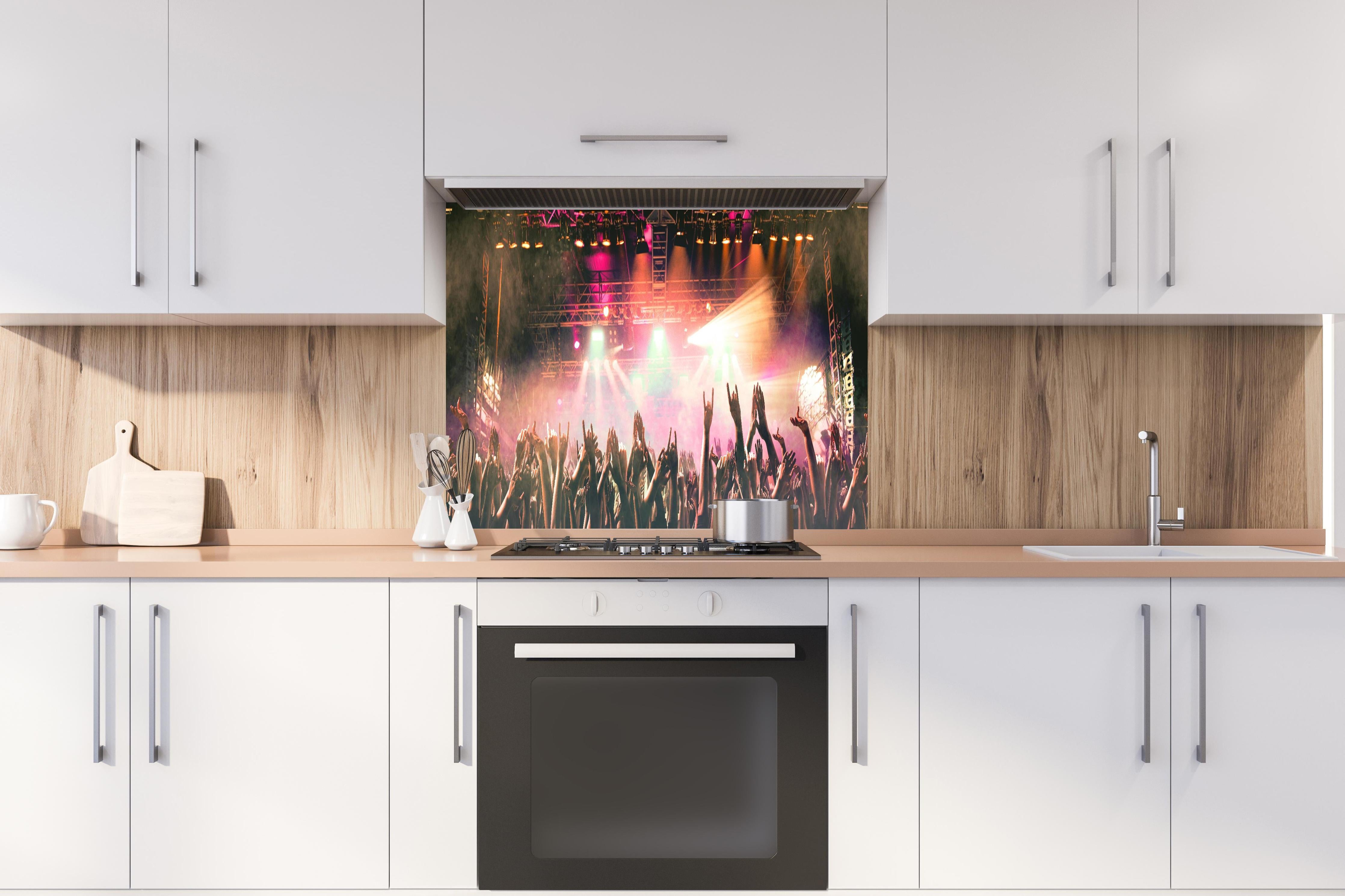 Spritzschutz - Lebhaftes Live-Musikkonzert mit Publikum hinter einem Cerankochfeld zwischen Holz-Kochutensilien