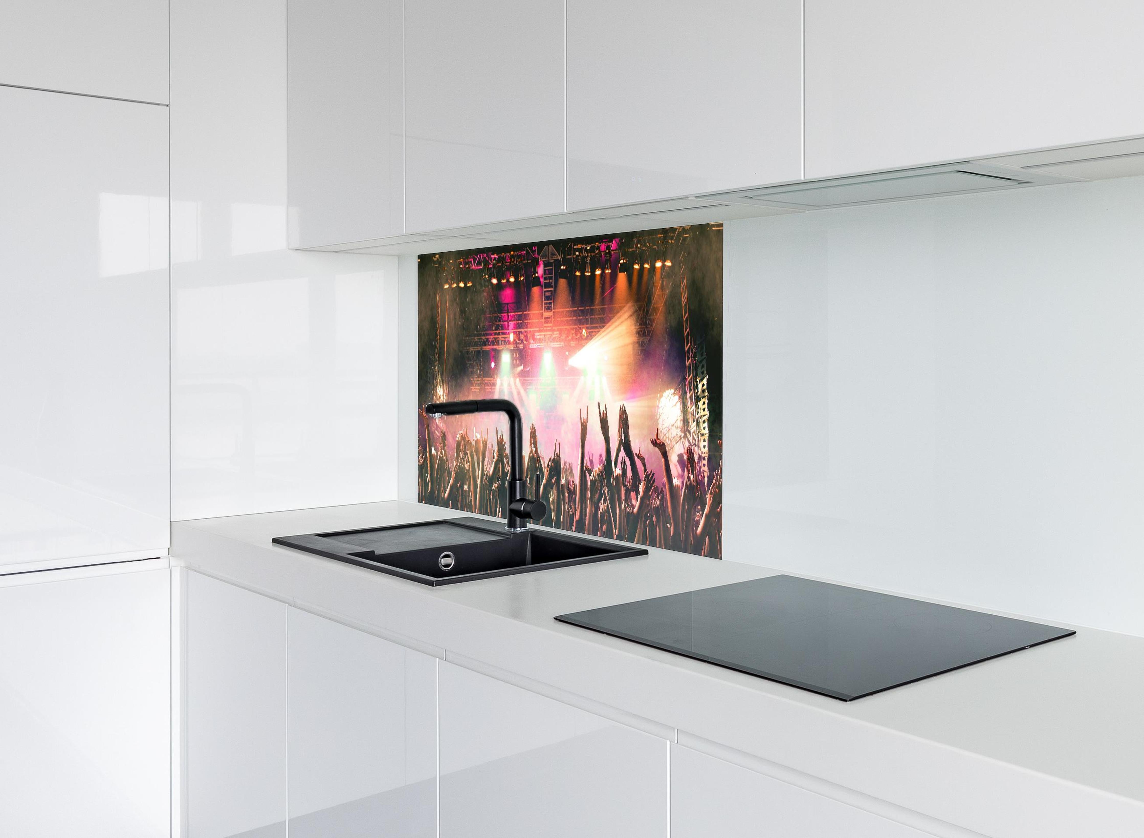 Spritzschutz - Lebhaftes Live-Musikkonzert mit Publikum hinter einem Cerankochfeld zwischen Holz-Kochutensilien