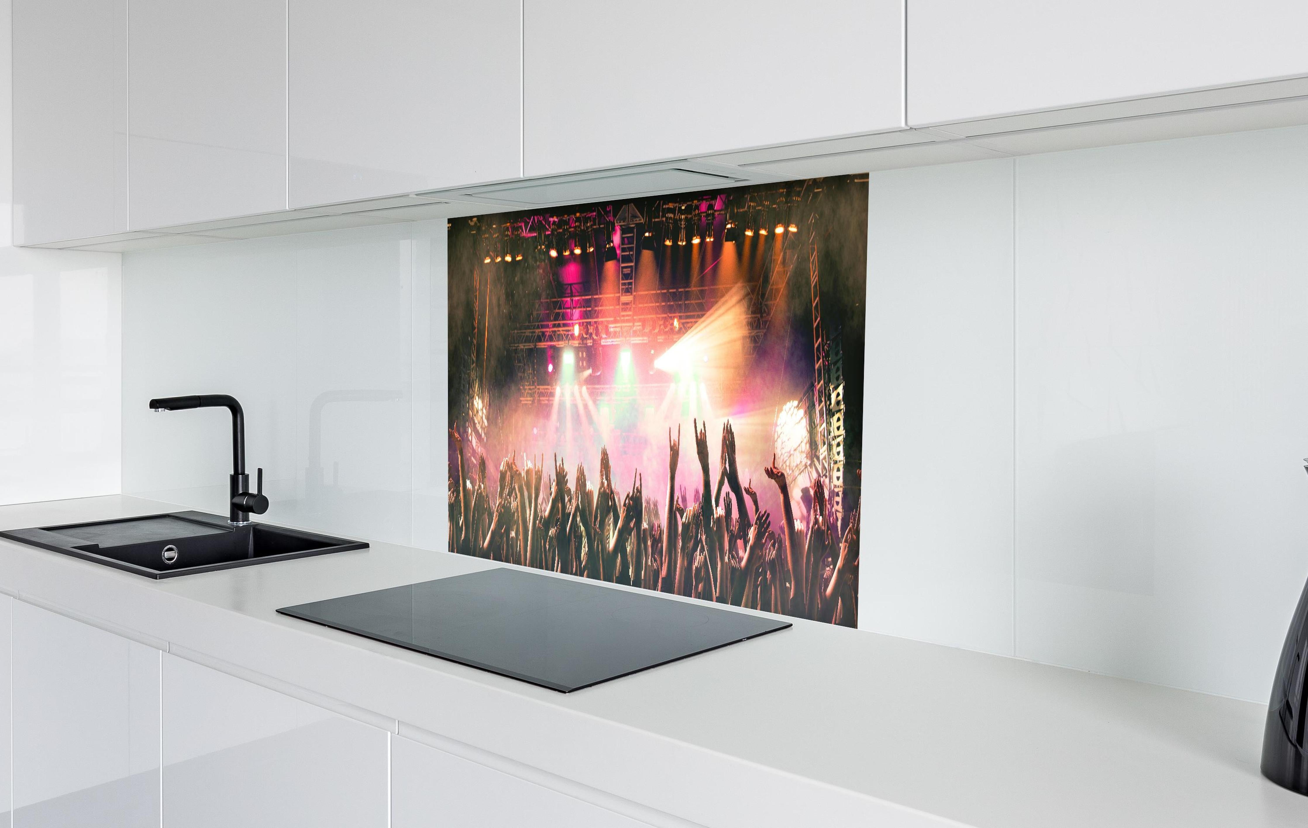 Spritzschutz - Lebhaftes Live-Musikkonzert mit Publikum hinter einem Cerankochfeld zwischen Holz-Kochutensilien