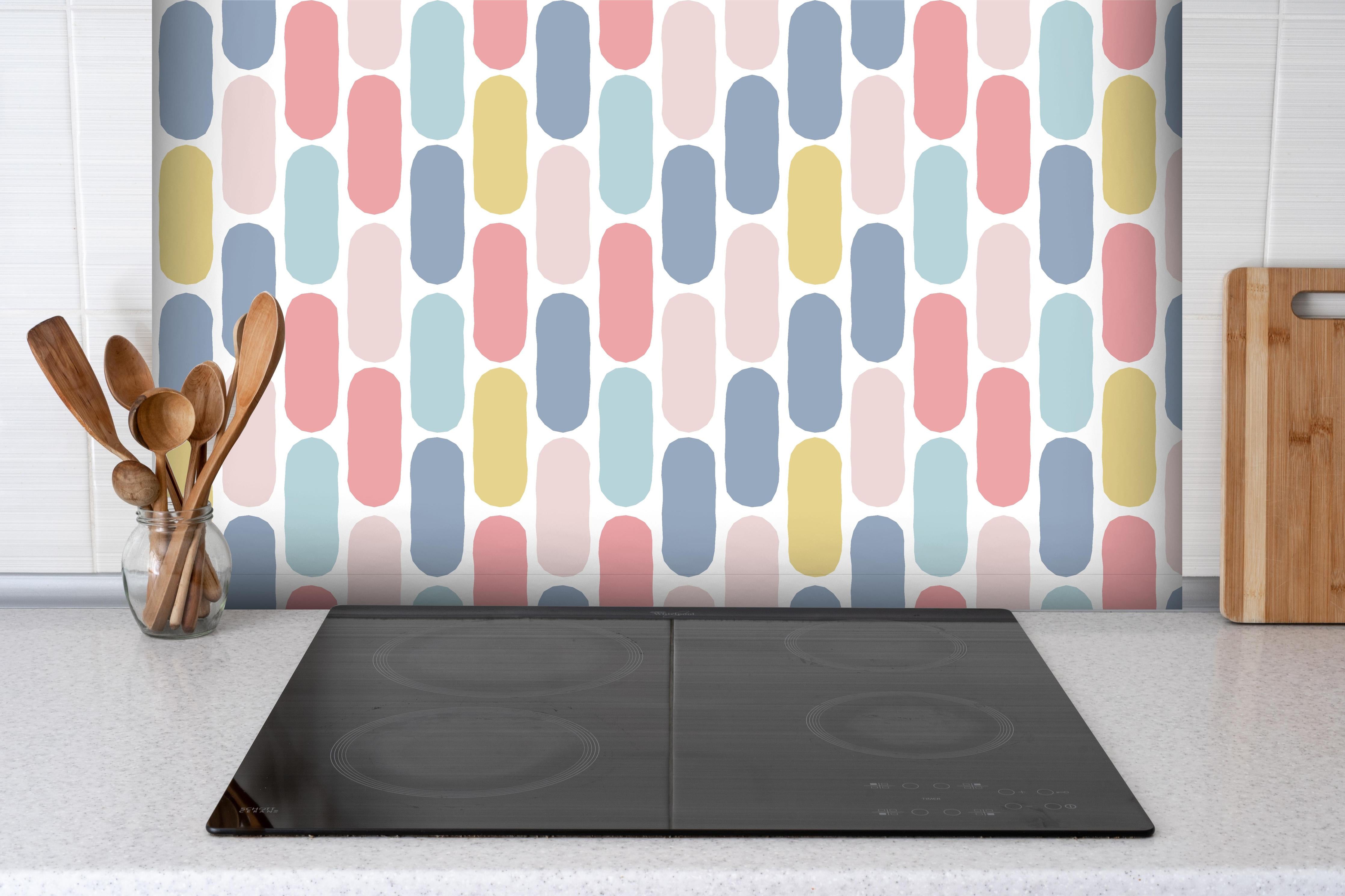 Spritzschutz - Lebhaftes Pastellrauten Design für moderne Deko hinter einem Cerankochfeld zwischen Holz-Kochutensilien