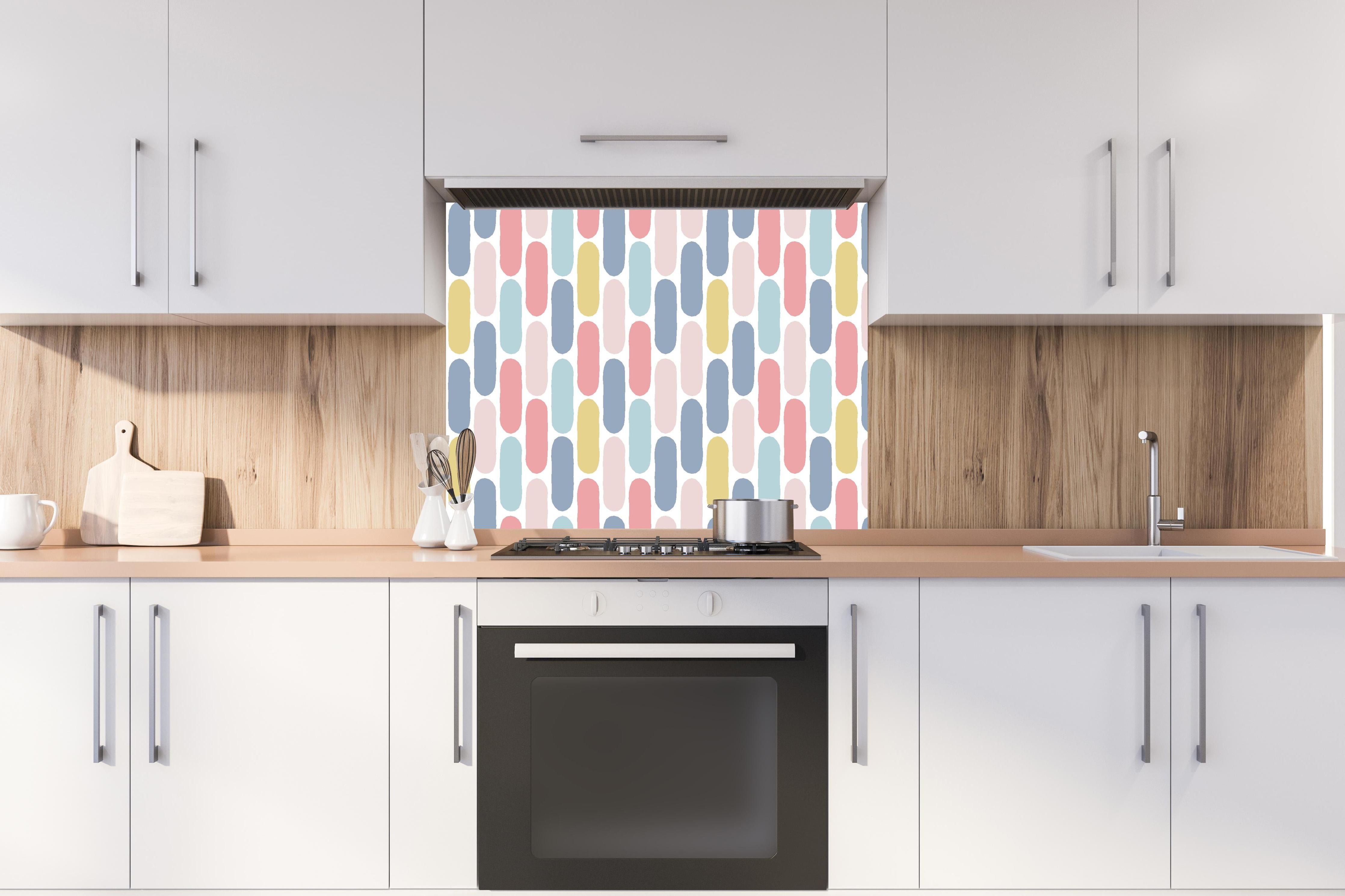 Spritzschutz - Lebhaftes Pastellrauten Design für moderne Deko hinter einem Cerankochfeld zwischen Holz-Kochutensilien