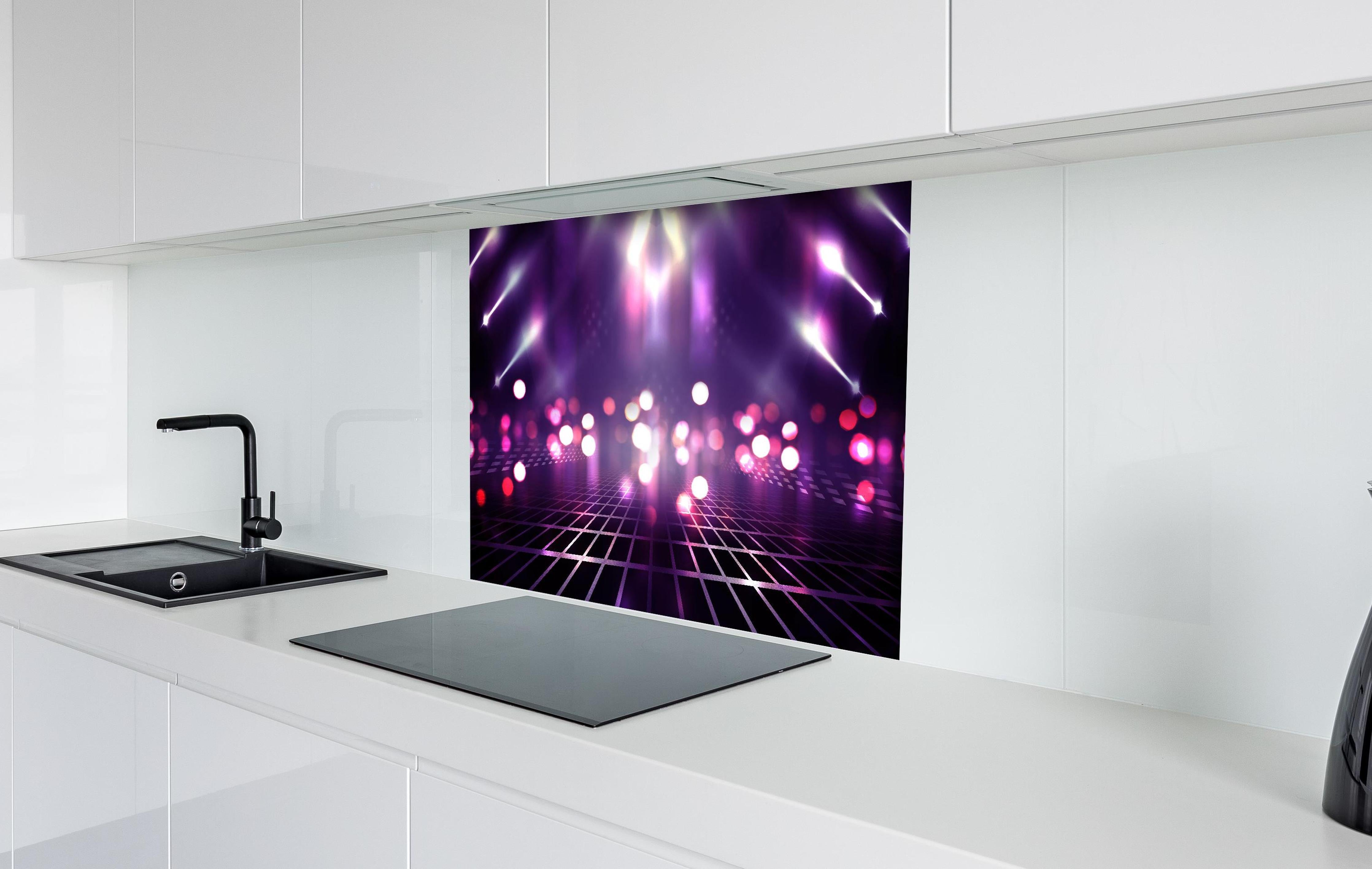 Spritzschutz - Leere Hintergrundszene. Ultraviolettes Licht hinter einem Cerankochfeld zwischen Holz-Kochutensilien