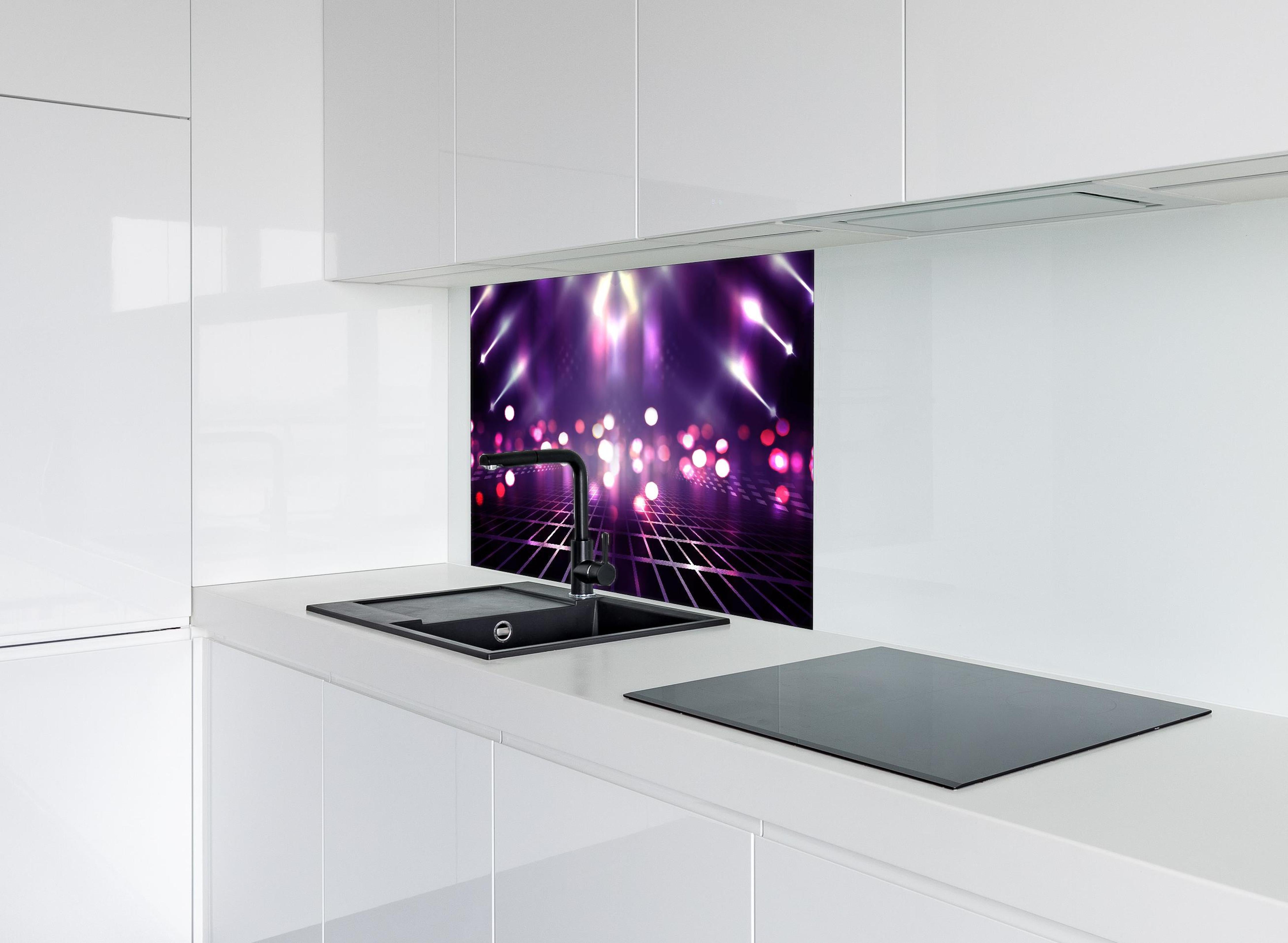 Spritzschutz - Leere Hintergrundszene. Ultraviolettes Licht hinter einem Cerankochfeld zwischen Holz-Kochutensilien