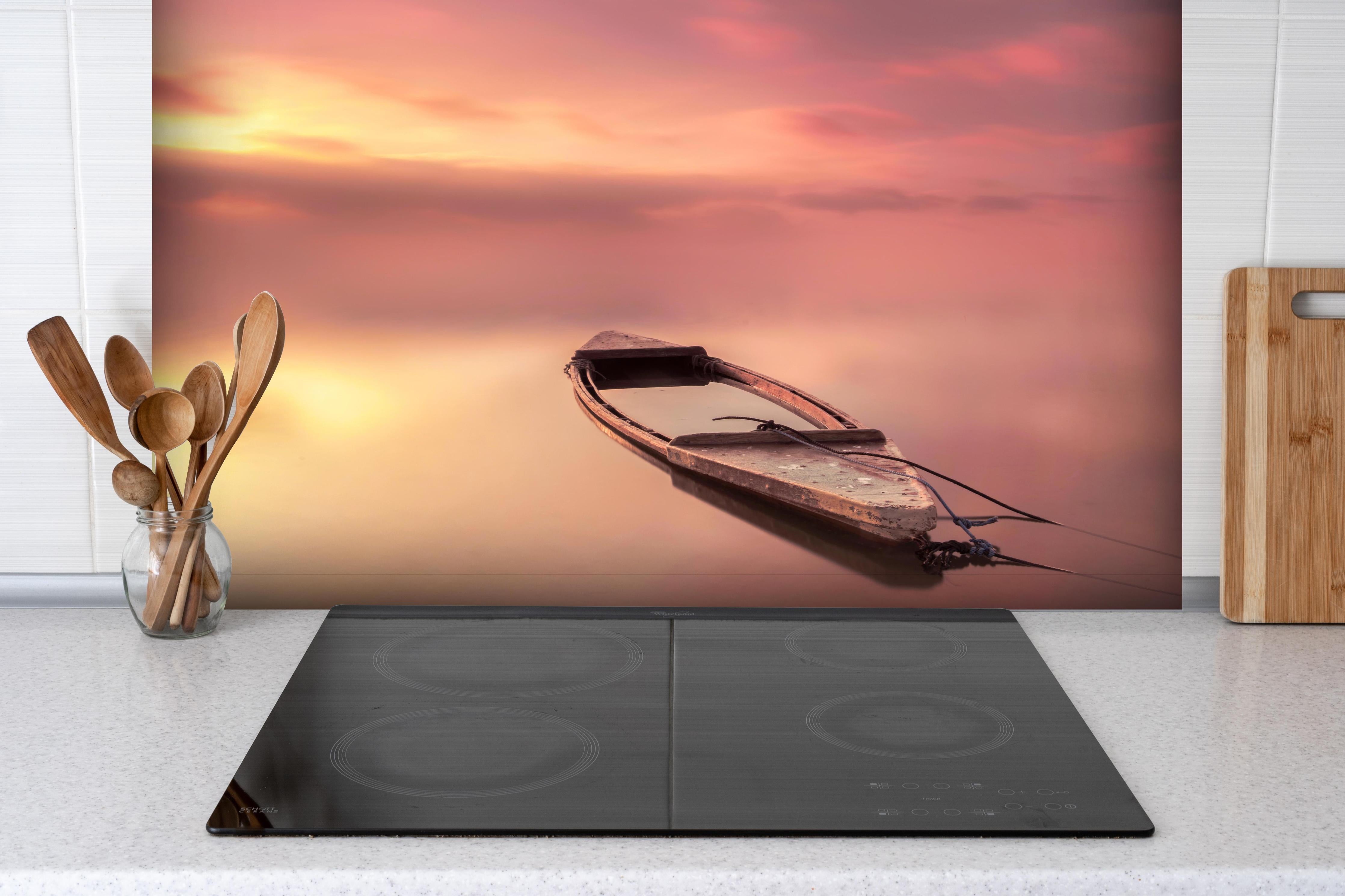 Spritzschutz - Leeres Boot -Traumwelt hinter einem Cerankochfeld zwischen Holz-Kochutensilien