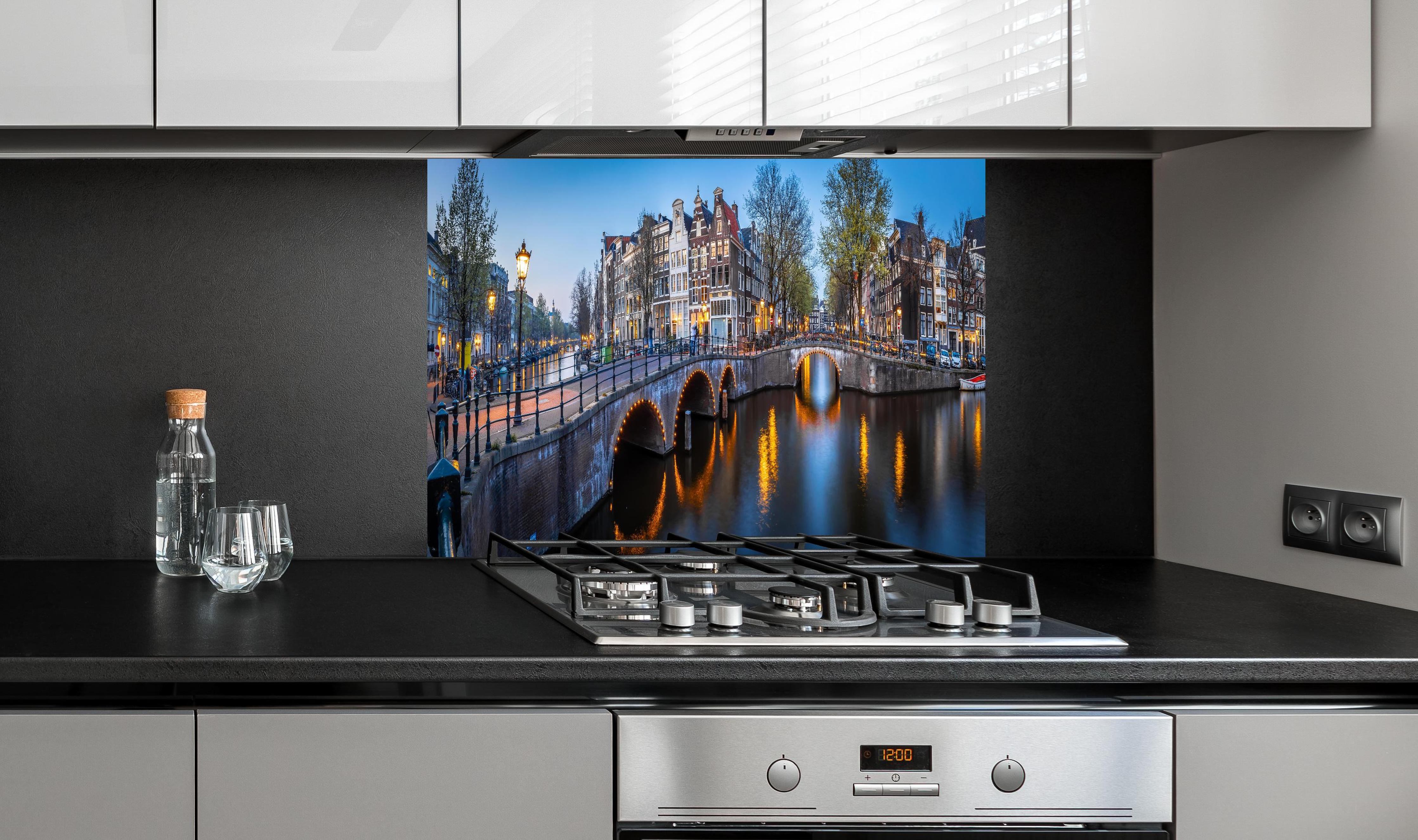 Spritzschutz - Leidsegracht-Brücke - Amsterdam hinter einem Cerankochfeld zwischen Holz-Kochutensilien