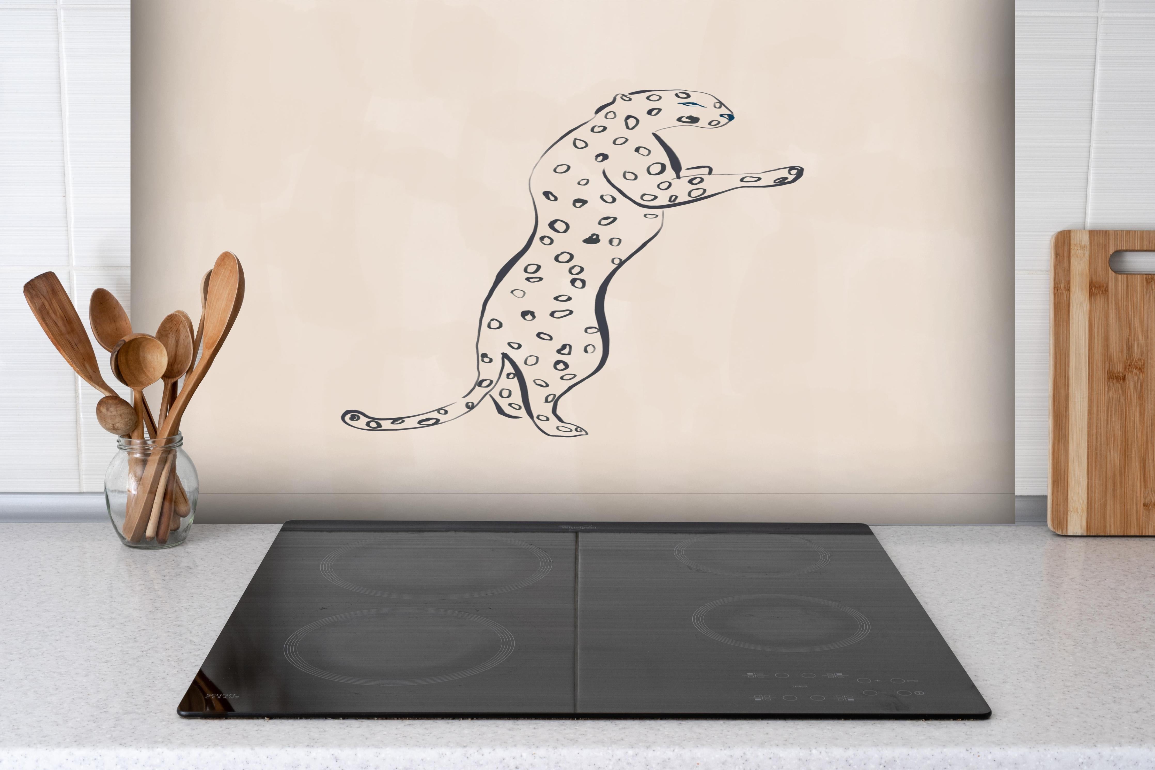 Spritzschutz - Leopard - Einfache Zeichnung hinter einem Cerankochfeld zwischen Holz-Kochutensilien