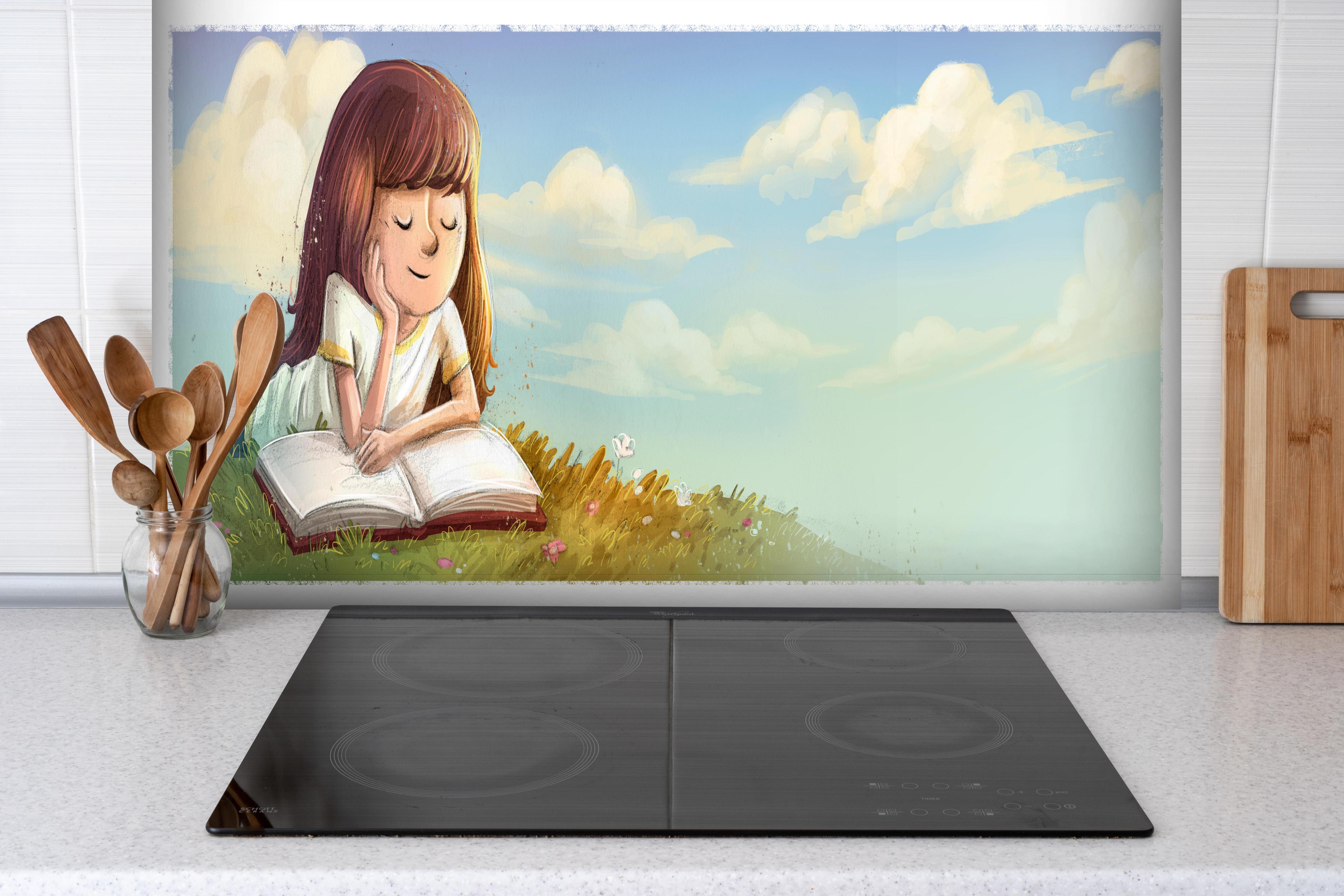 Spritzschutz - Lesendes Mädchen auf der Wiese hinter einem Cerankochfeld zwischen Holz-Kochutensilien