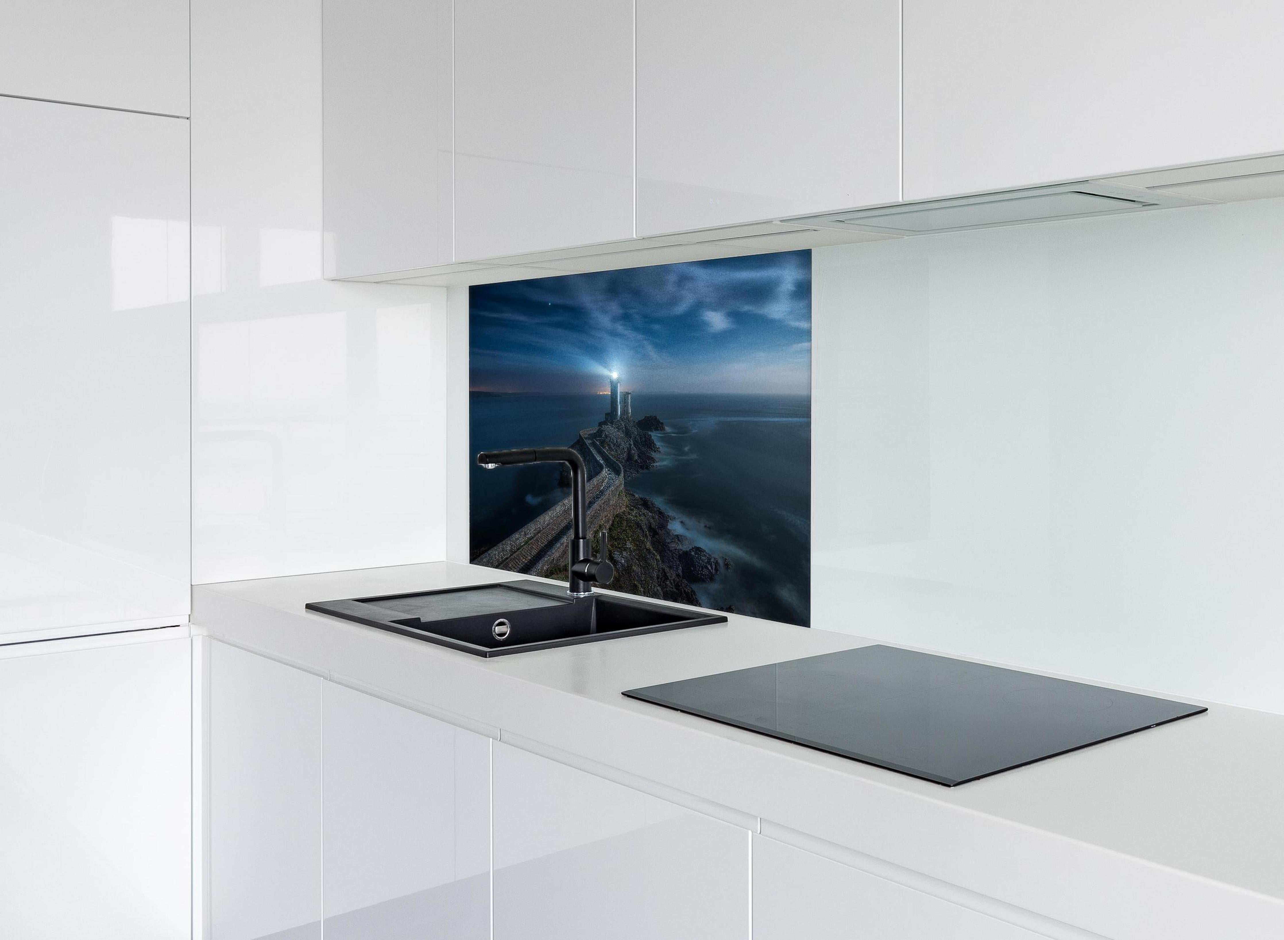 Spritzschutz - Leuchtturm - Nächtlich hinter einem Cerankochfeld zwischen Holz-Kochutensilien